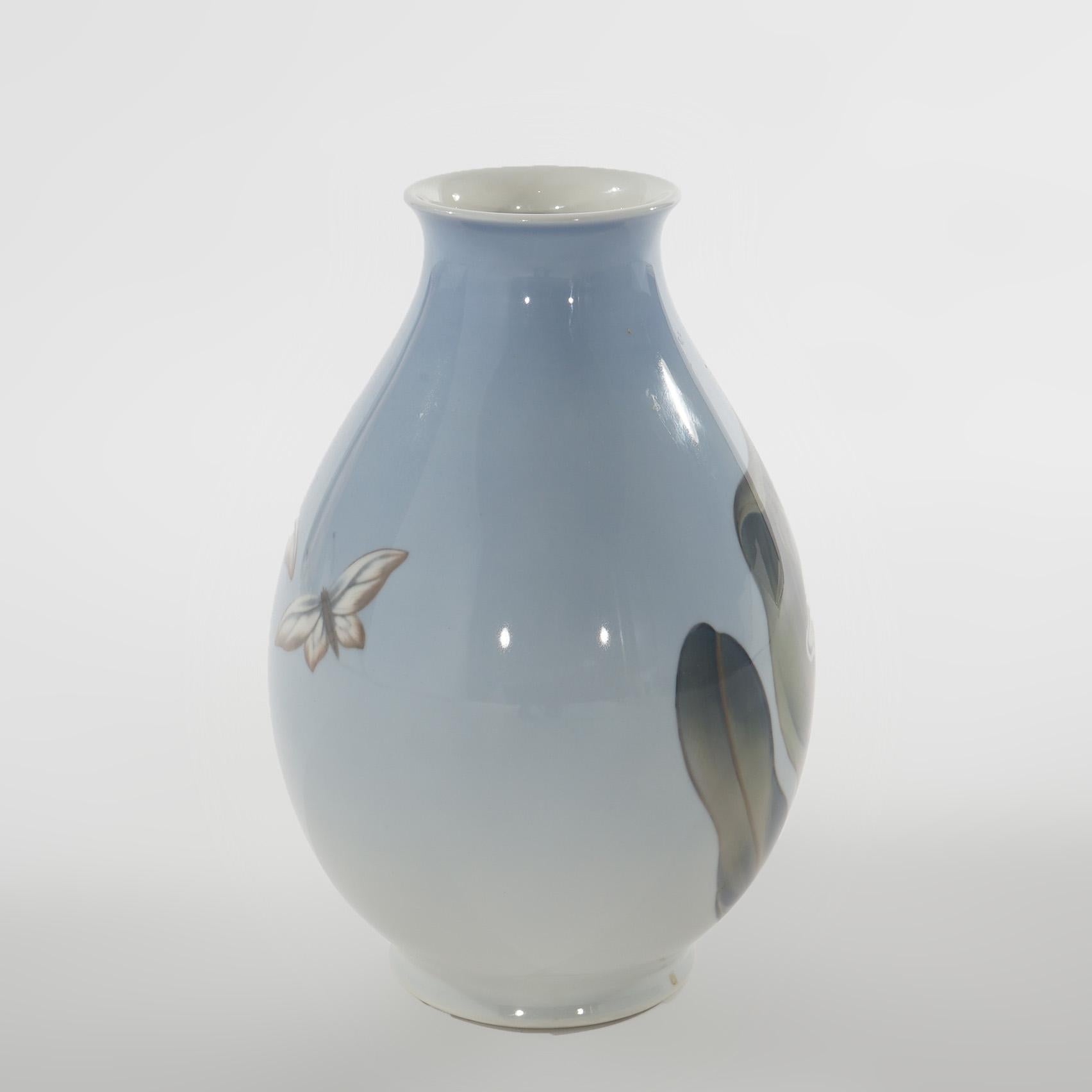 Ancien vase en porcelaine Royal Copenhagen peint à la main, à motifs floraux et papillons, vers 1930 Bon état - En vente à Big Flats, NY