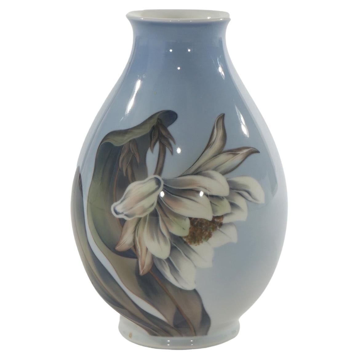 Ancien vase en porcelaine Royal Copenhagen peint à la main, à motifs floraux et papillons, vers 1930 en vente