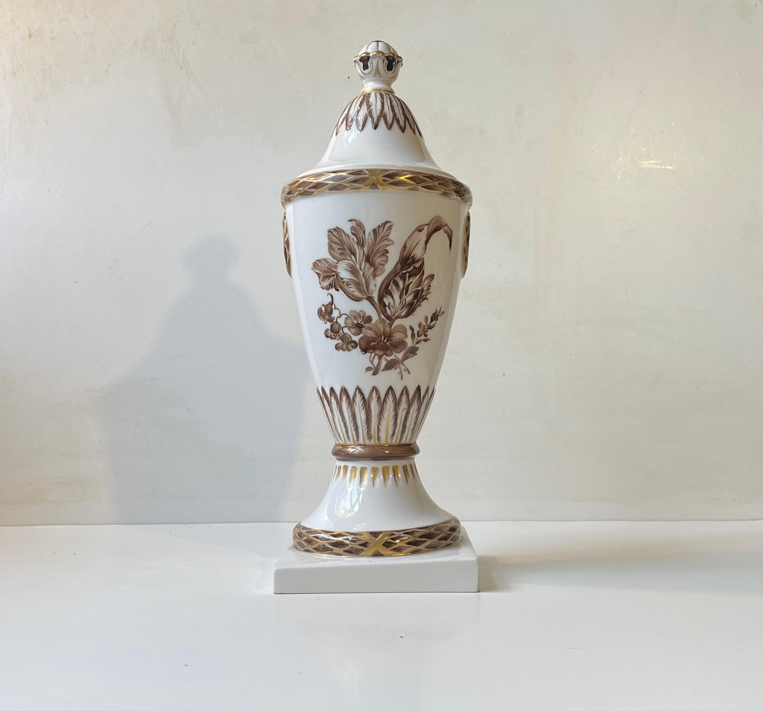 Antike Royal Copenhagen Porzellanurne oder Deckelvase mit handbemalten Motiven aus Porzellan im Angebot 3