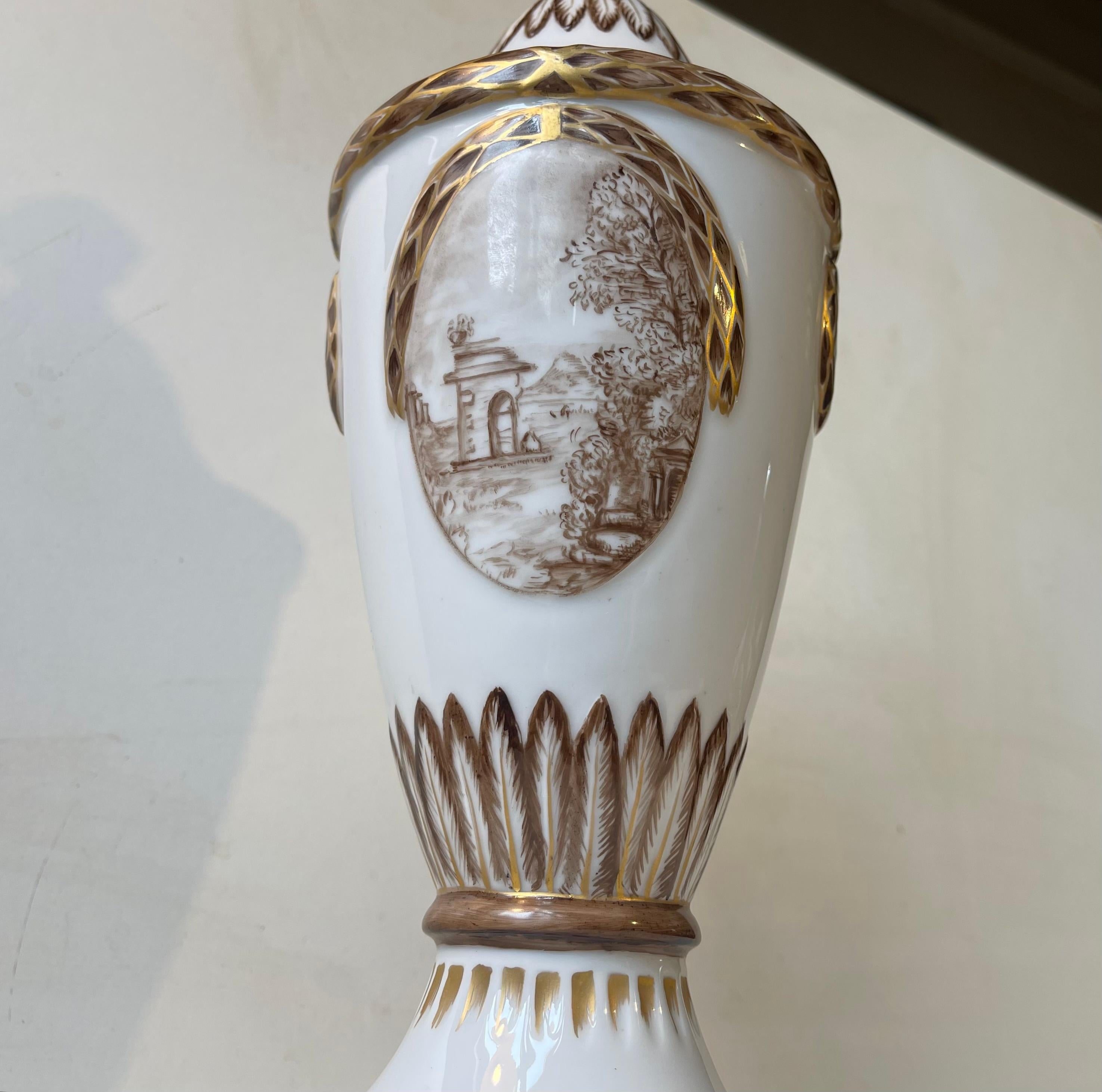Néoclassique Ancien vase urne ou à couvercle en porcelaine Royal Copenhagen avec motifs peints à la main en vente
