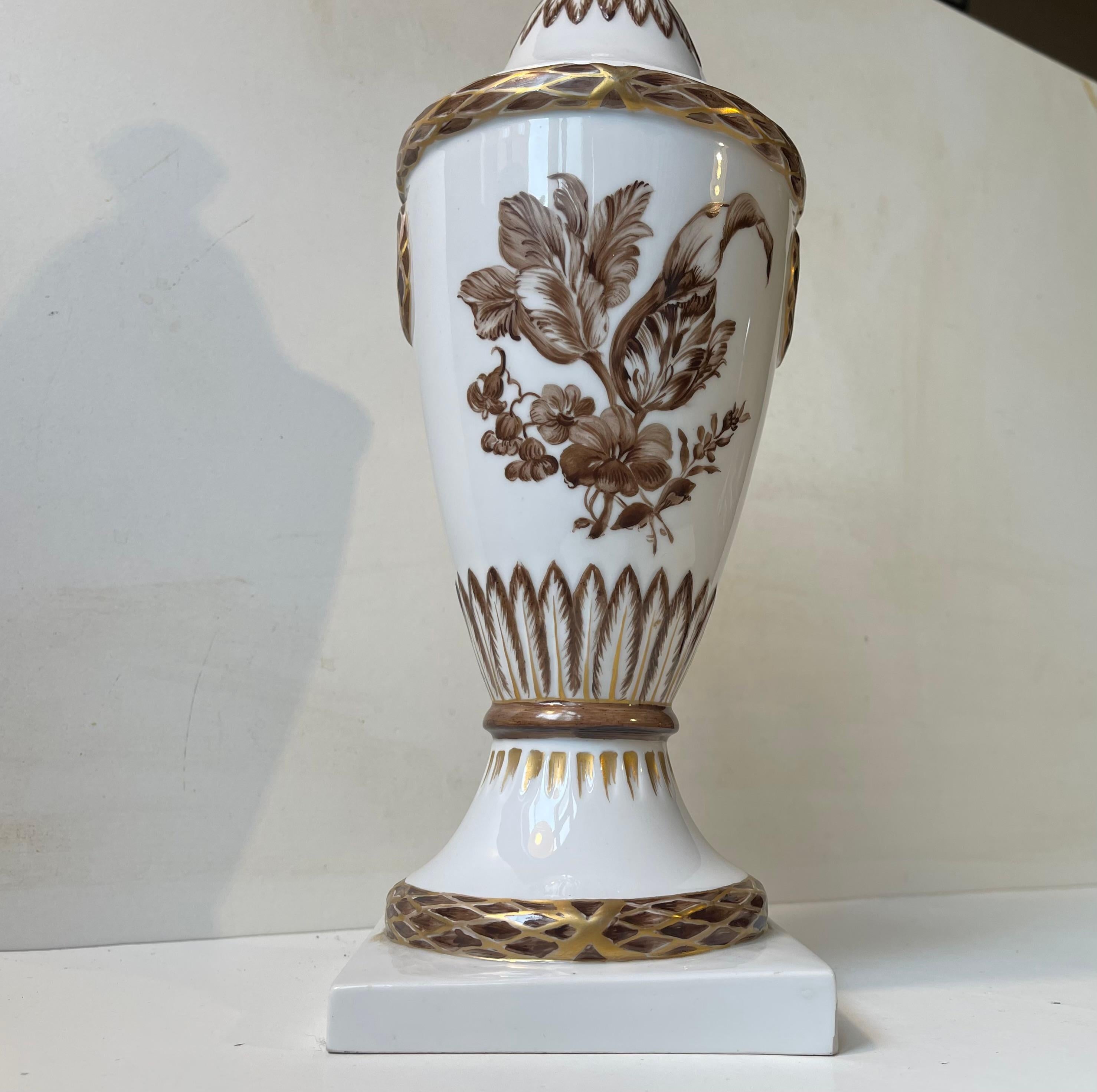 Antike Royal Copenhagen Porzellanurne oder Deckelvase mit handbemalten Motiven aus Porzellan (Dänisch) im Angebot