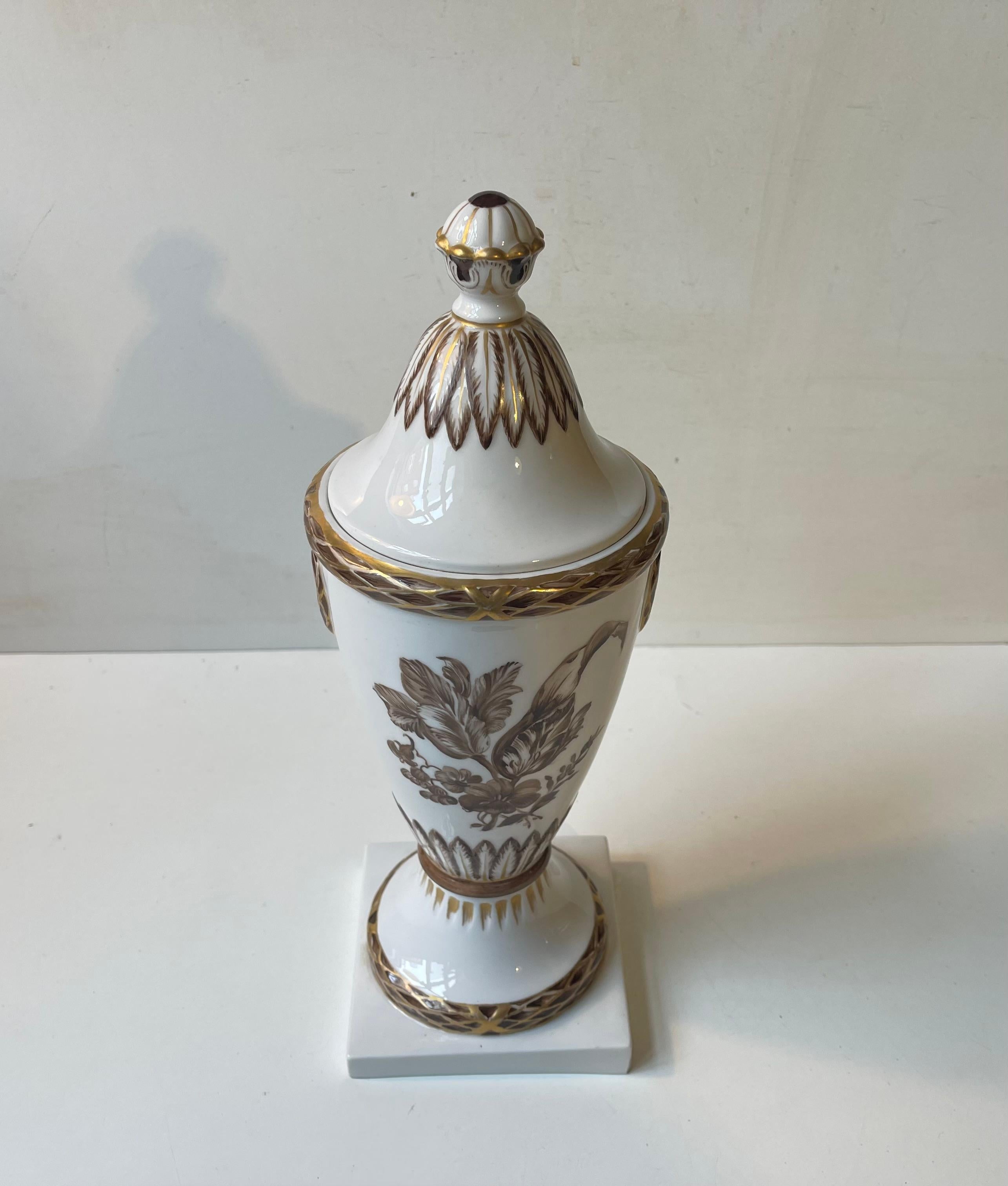 Peint à la main Ancien vase urne ou à couvercle en porcelaine Royal Copenhagen avec motifs peints à la main en vente