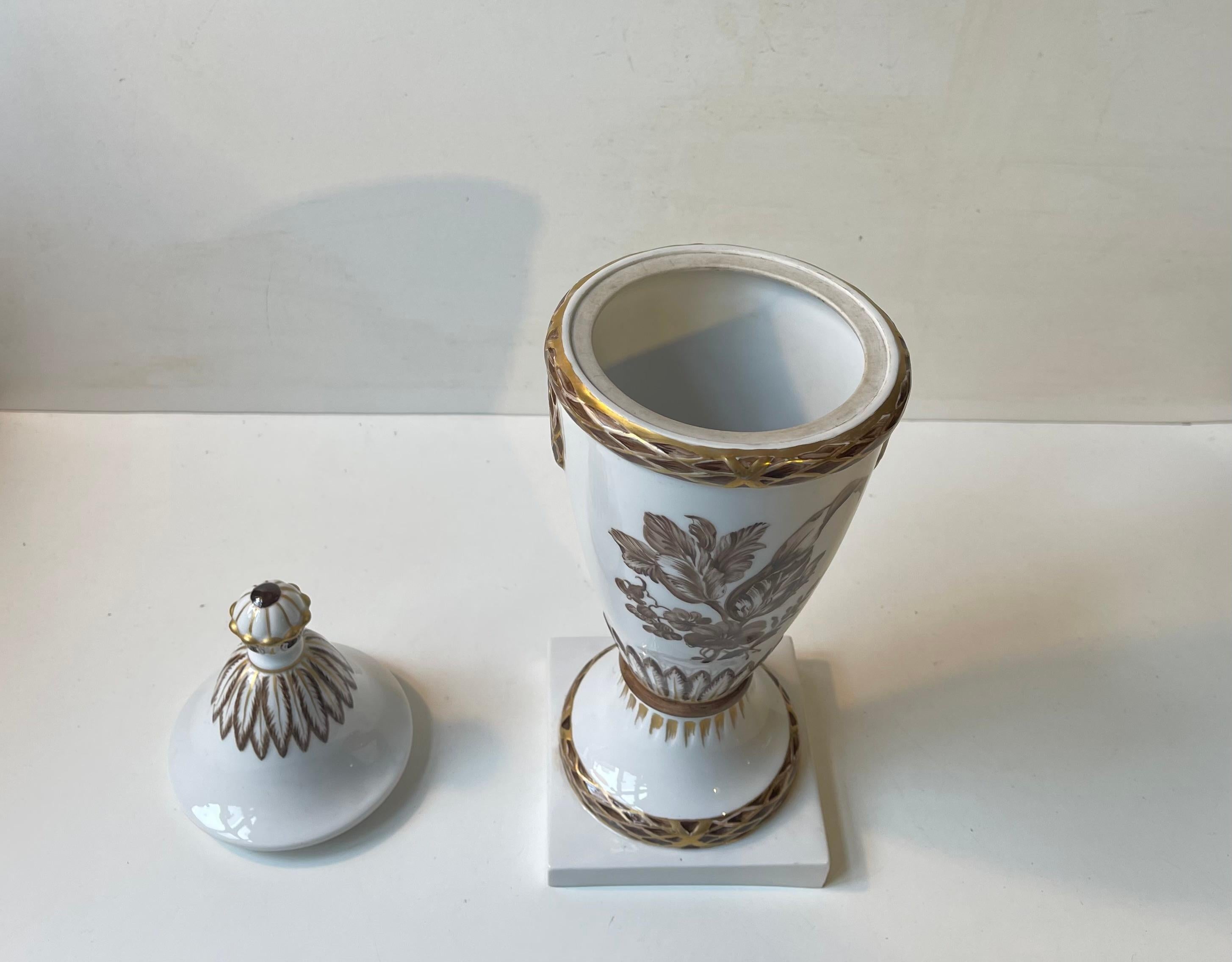 Antike Royal Copenhagen Porzellanurne oder Deckelvase mit handbemalten Motiven aus Porzellan (20. Jahrhundert) im Angebot