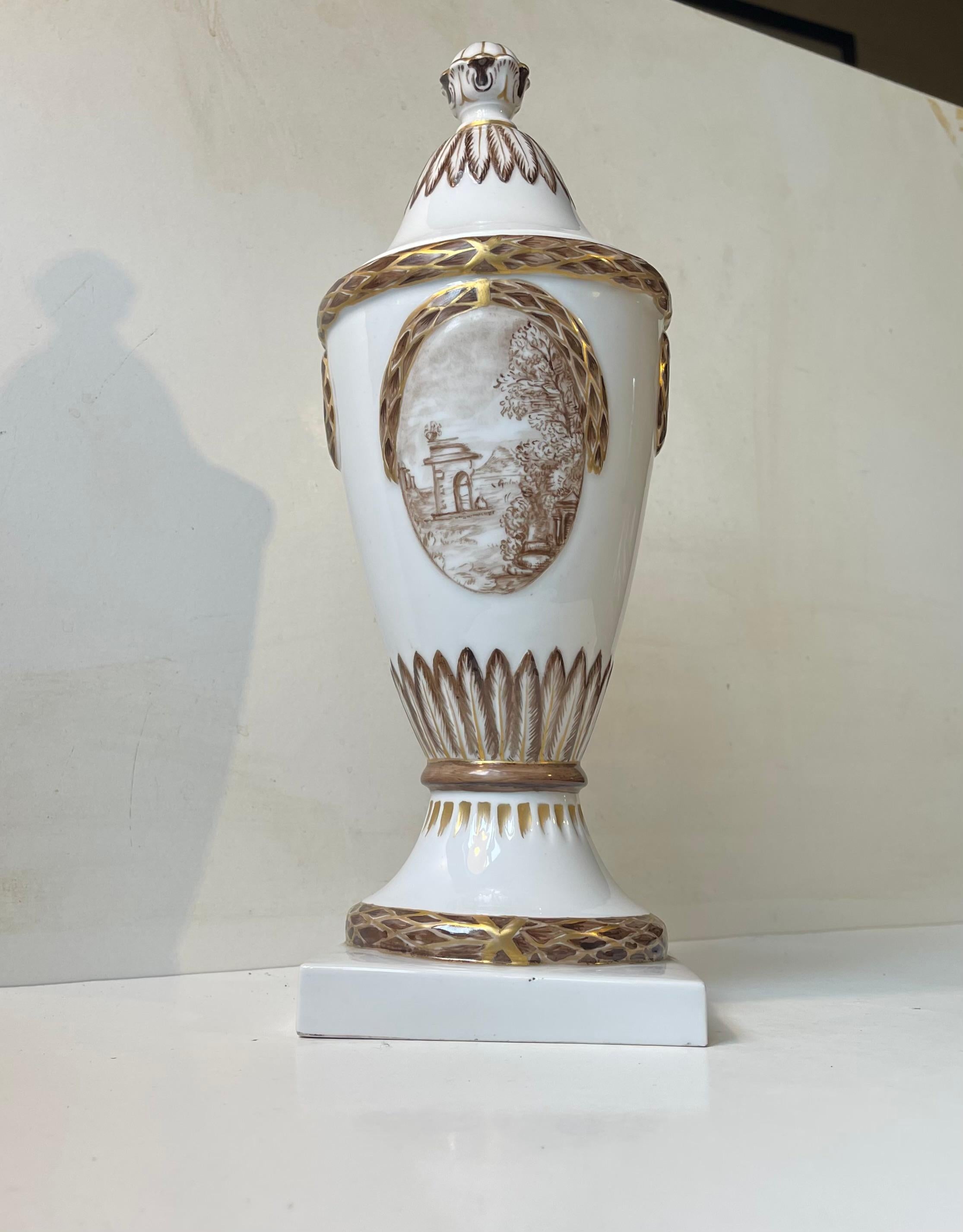 Ancien vase urne ou à couvercle en porcelaine Royal Copenhagen avec motifs peints à la main en vente 1