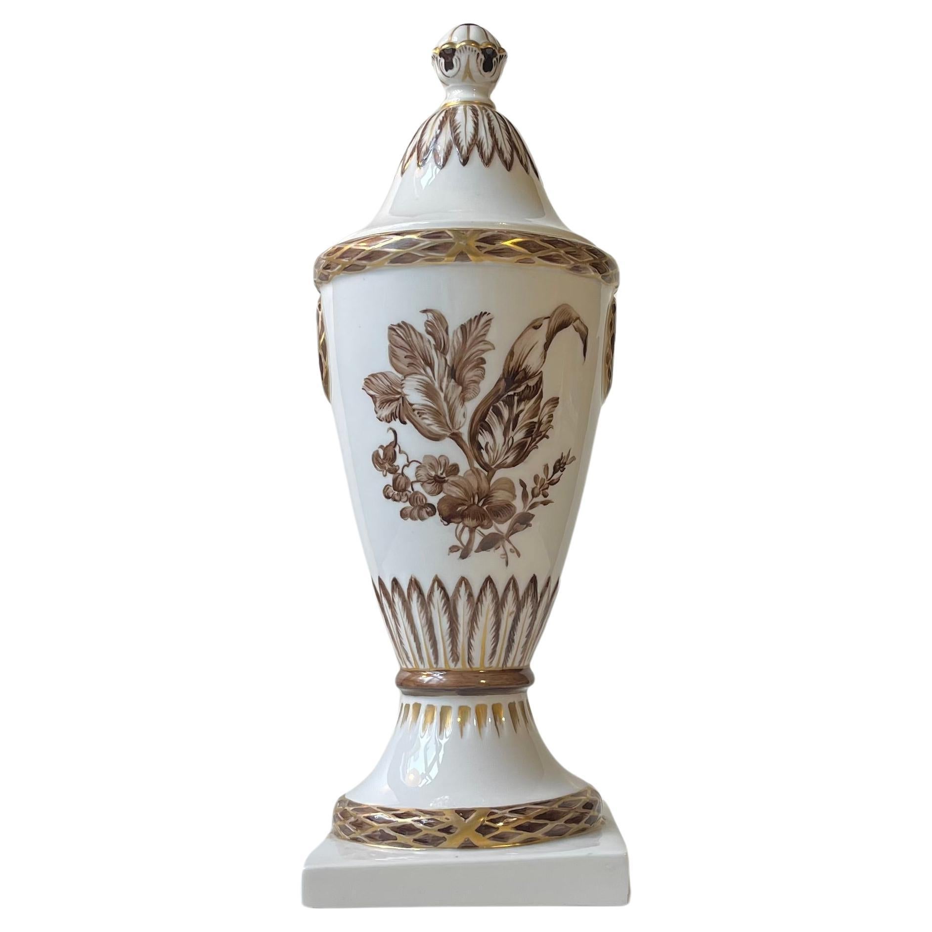Ancien vase urne ou à couvercle en porcelaine Royal Copenhagen avec motifs peints à la main en vente