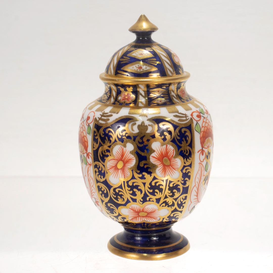 Antique Royal Crown Derby Imari Porcelain Covered Vase Pattern no. 6299 In Good Condition For Sale In Philadelphia, PA