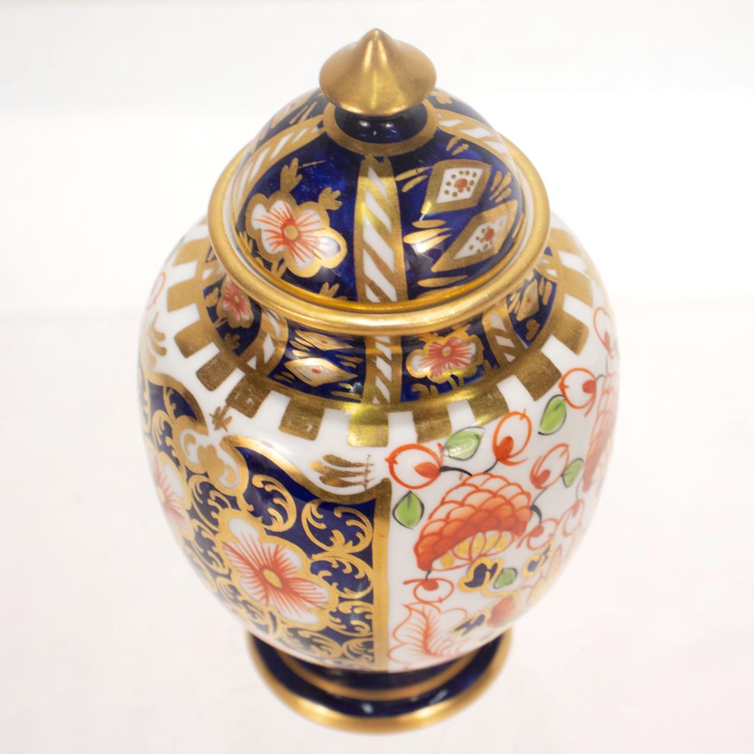 Antike Royal Crown Derby Imari Porcelain Gedeckte Vase Muster Nr. 6299 (Porzellan) im Angebot