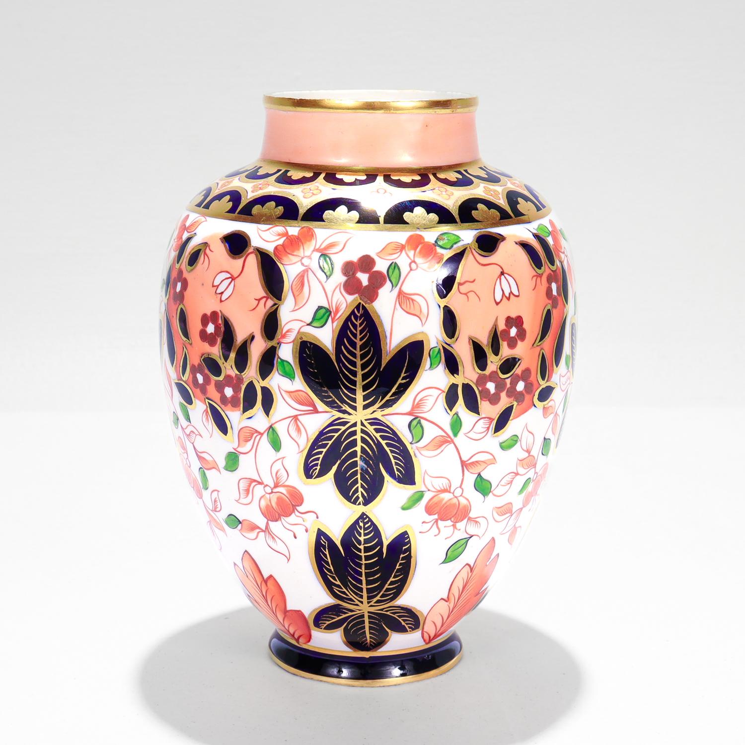 Un bel vaso di porcellana inglese antico.

Da Royal Crown Derby.

In un modello Imari numerato (n. 1366)

Il vaso presenta decorazioni di foglie, fiori e frutta nei toni del rosso o del pesca, del verde, del blu cobalto e dell'oro. 

La base è