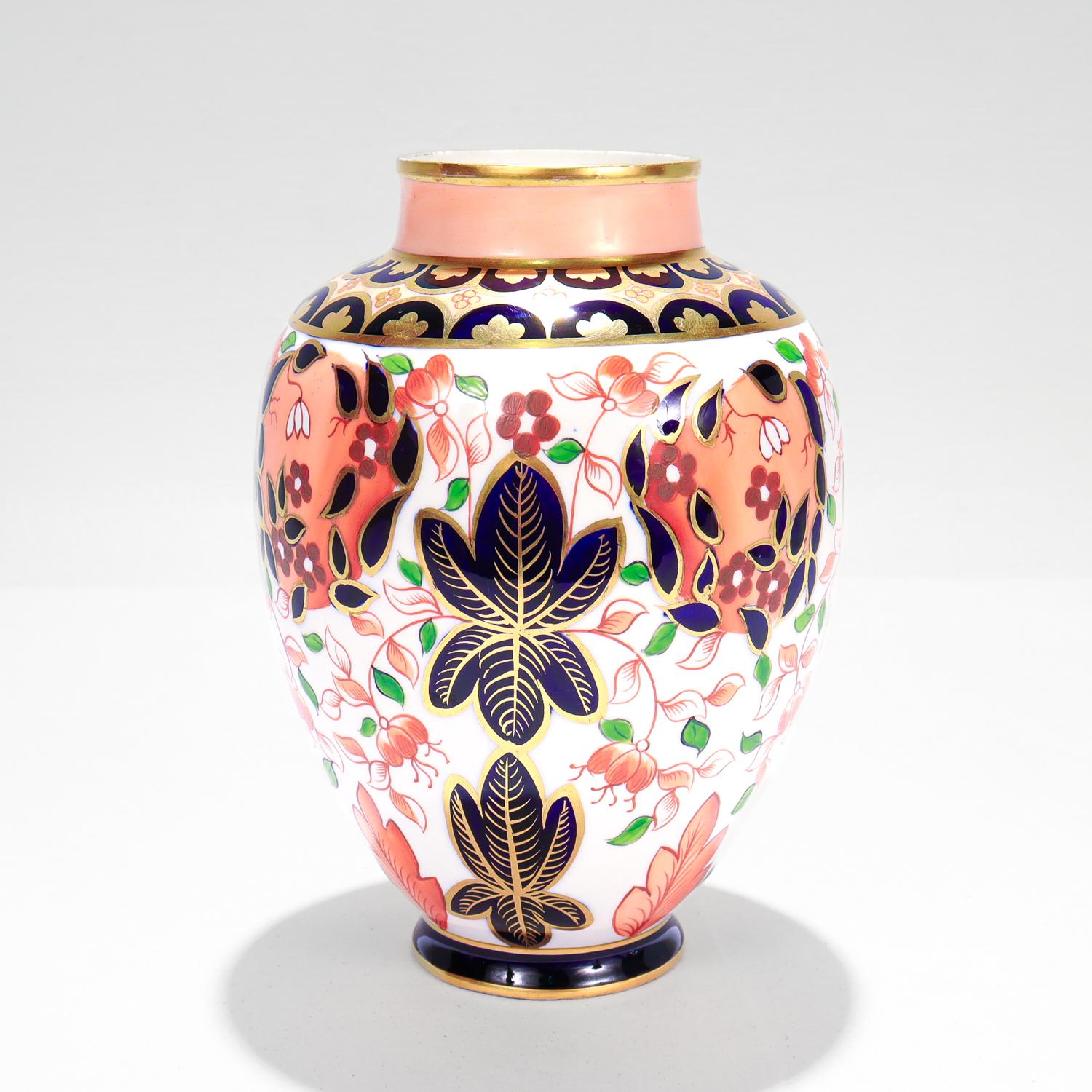 Antico vaso Imari di Crown Derby Modello n. 1366 In condizioni buone in vendita a Philadelphia, PA