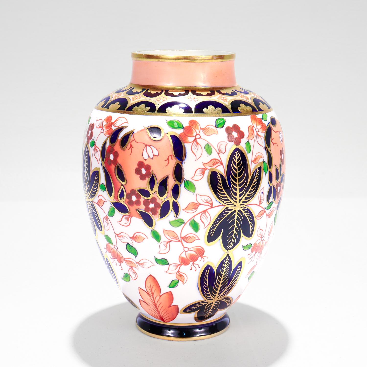 XIX secolo Antico vaso Imari di Crown Derby Modello n. 1366 in vendita