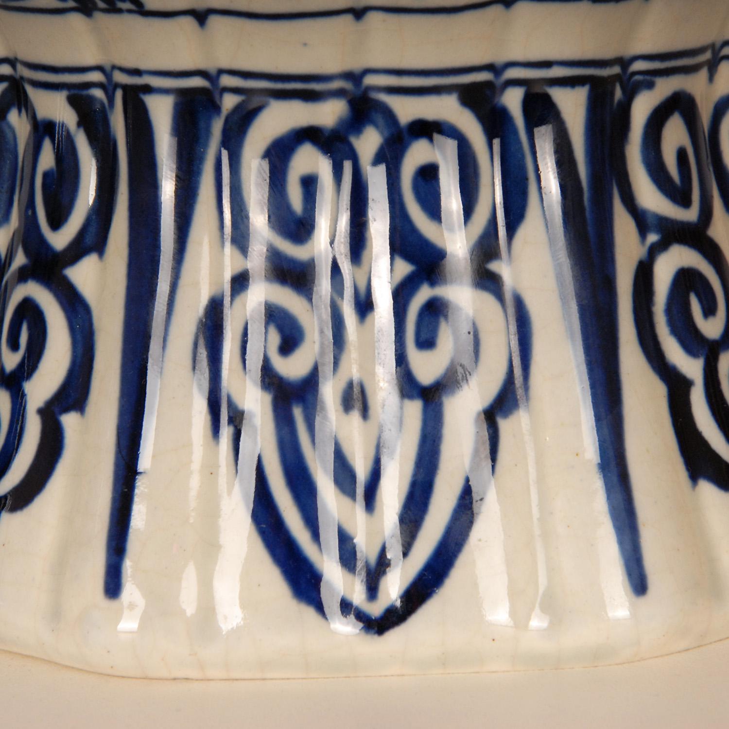 Pareja de jarrones antiguos Royal Delft Chinoiserie Azul Blanco Jarrones de barro en venta 1