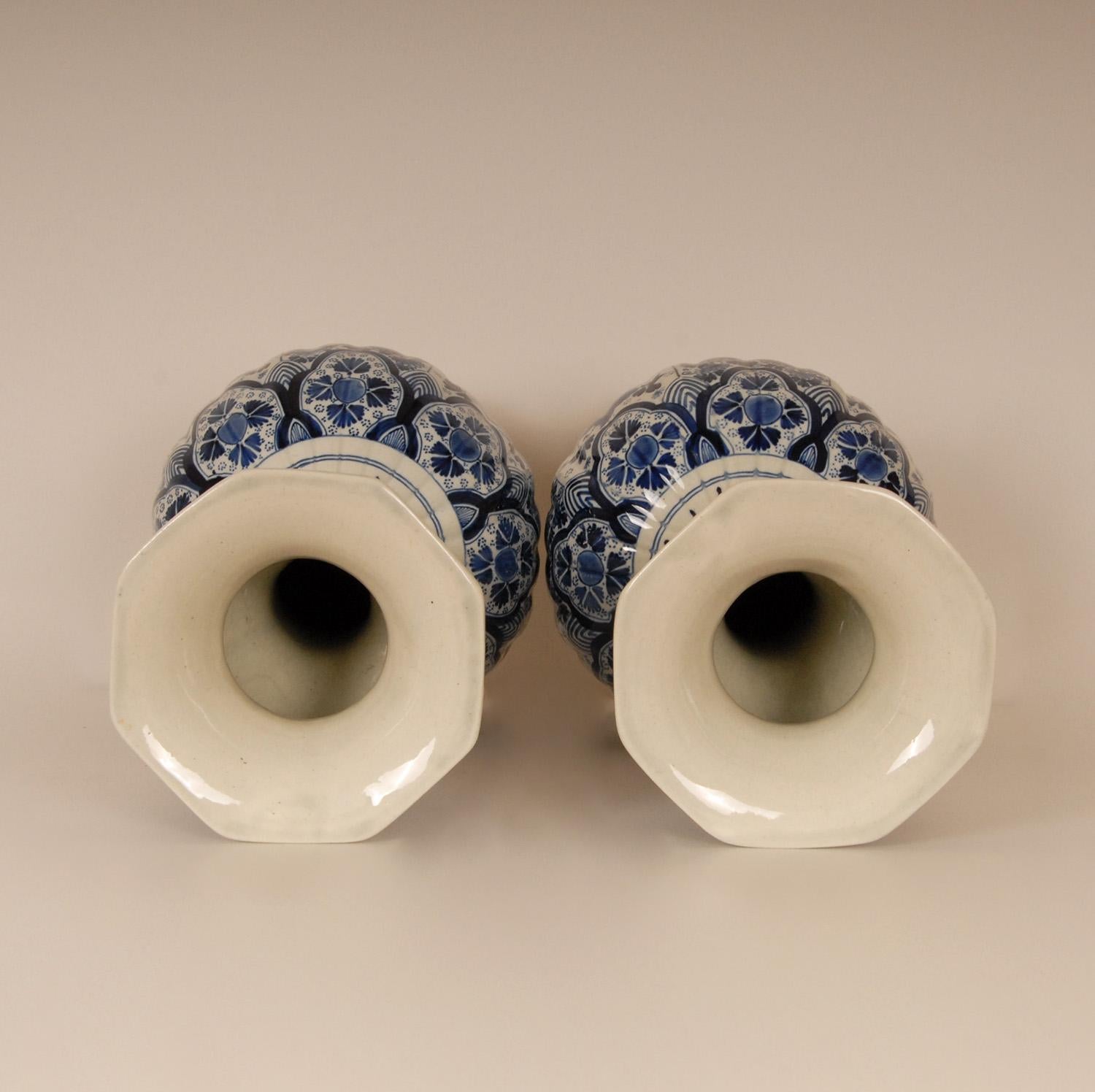 Pareja de jarrones antiguos Royal Delft Chinoiserie Azul Blanco Jarrones de barro en venta 3