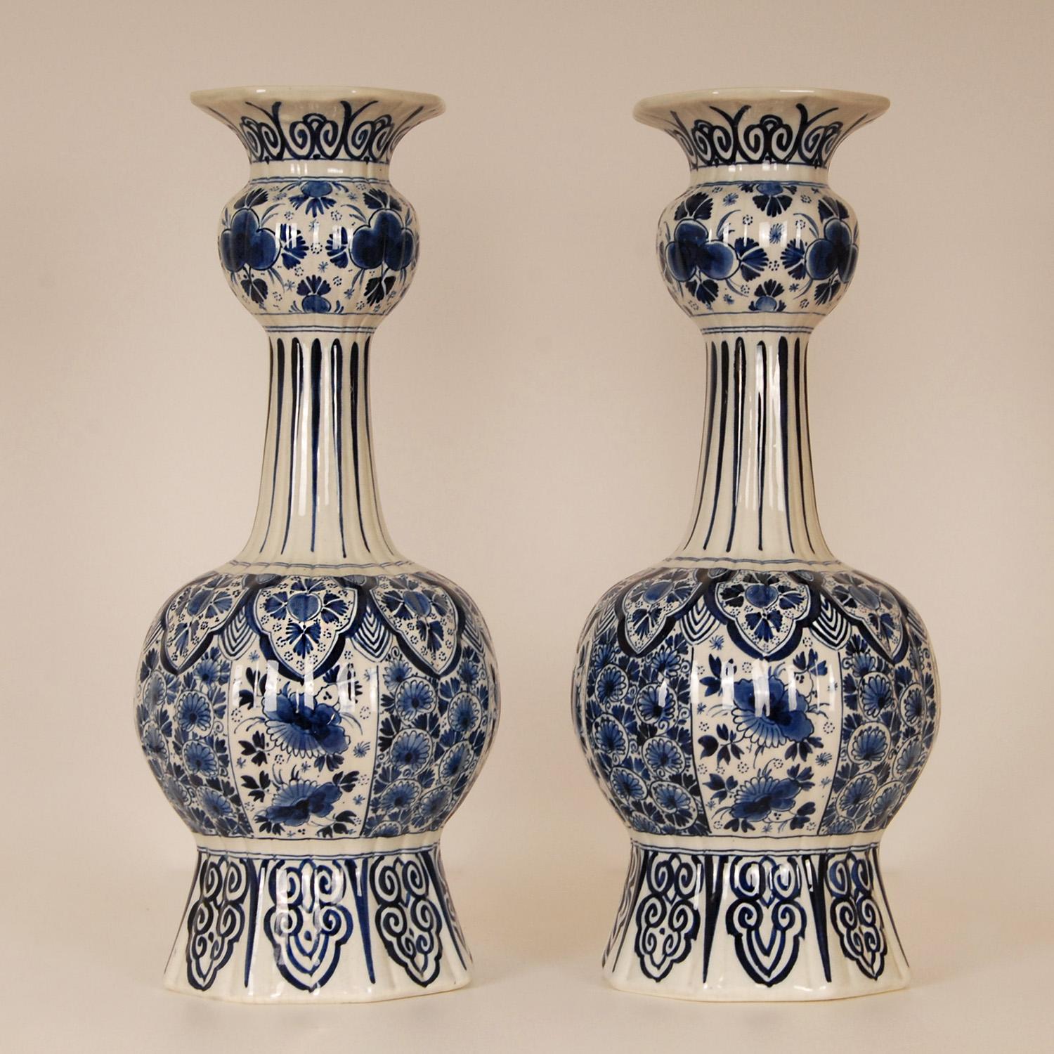A pair Dutch Royal Delft vases.
Tall decorative vases on an octagonal foot.
The vases are hand crafted and hand painted in enchanting blue colors, blue camaieu.
Floral decoration with peacock birds
Origin The Netherlands, Delft 1907
Condition: Good