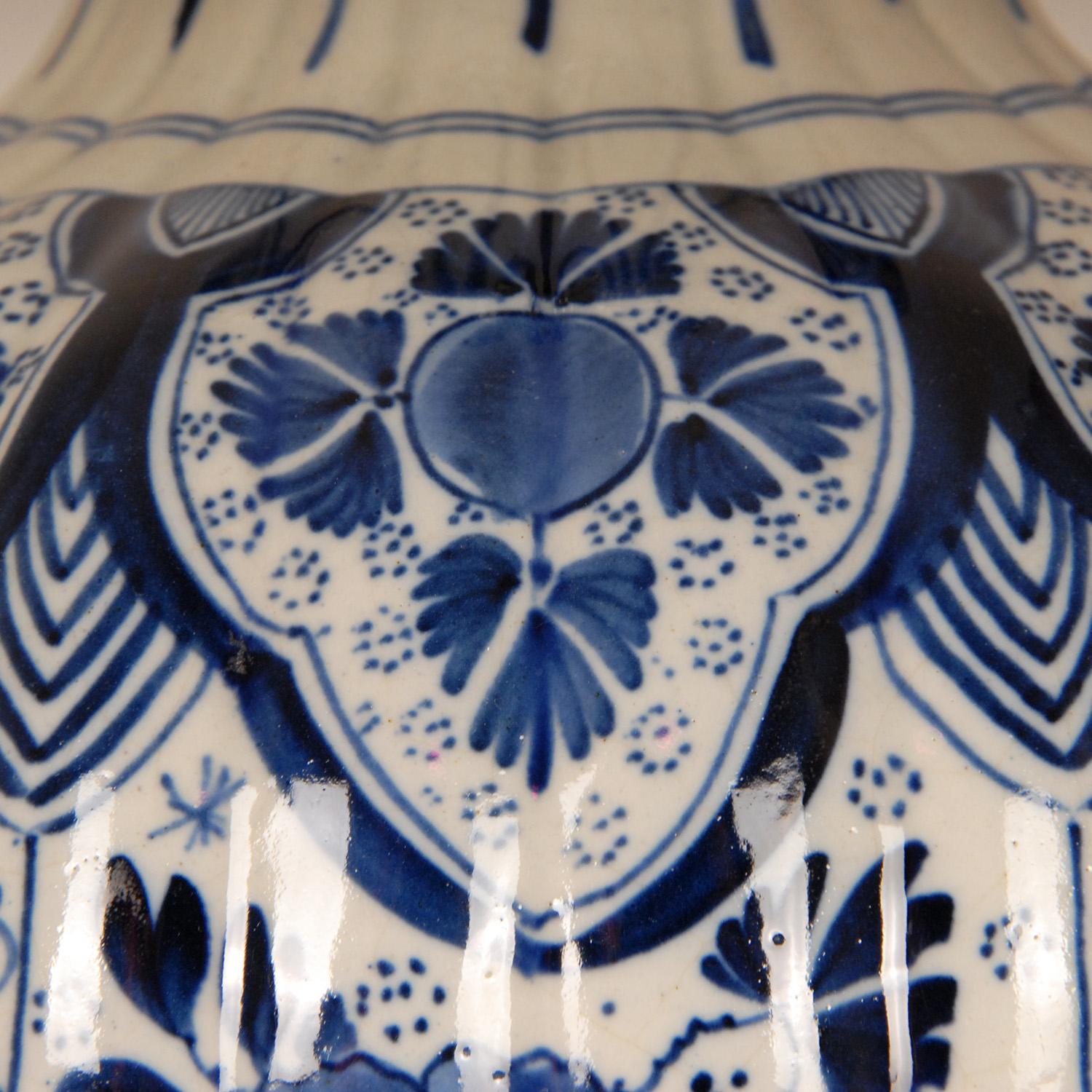 Pareja de jarrones antiguos Royal Delft Chinoiserie Azul Blanco Jarrones de barro Hecho a mano en venta