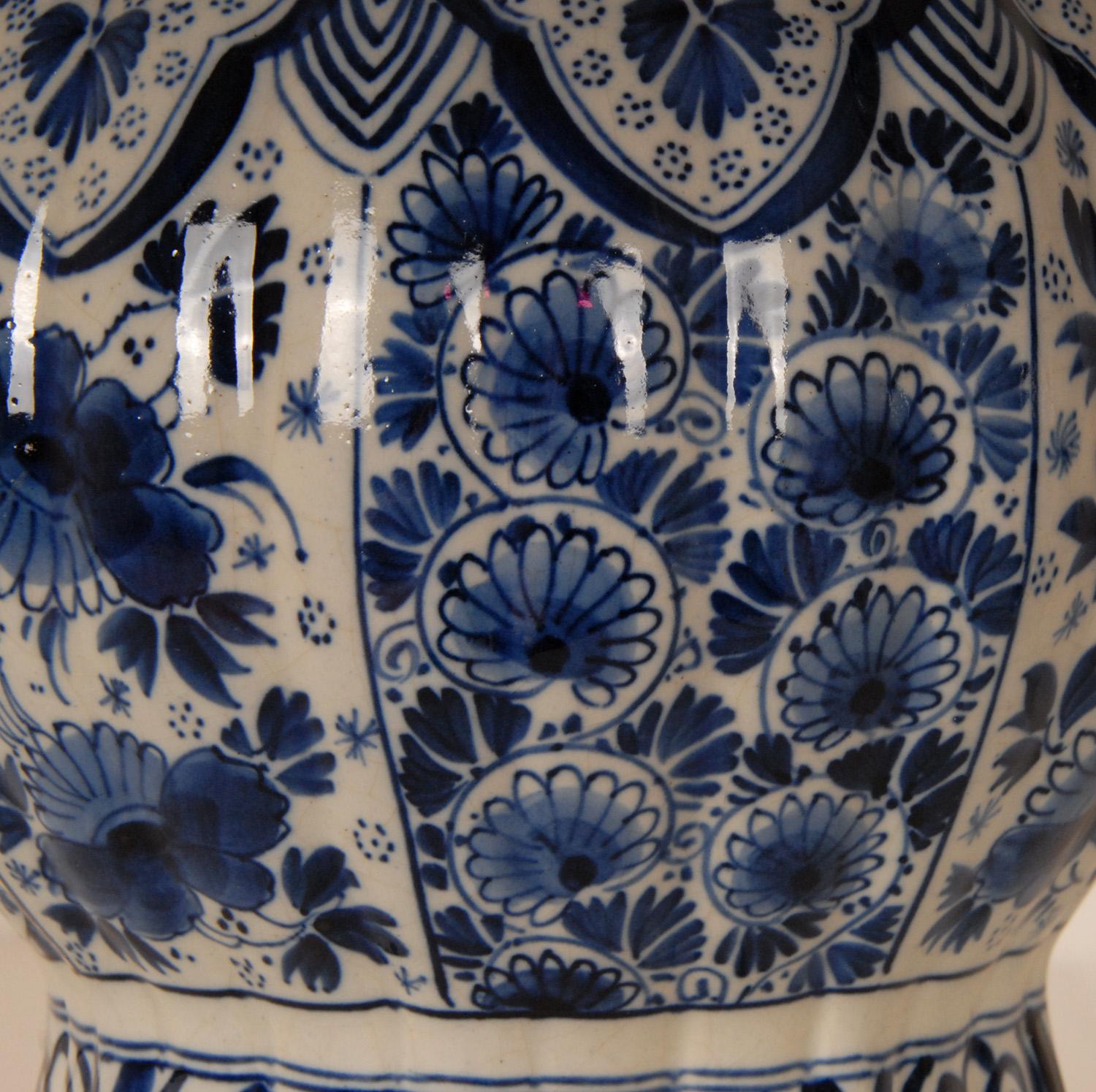 Pareja de jarrones antiguos Royal Delft Chinoiserie Azul Blanco Jarrones de barro siglo XX en venta