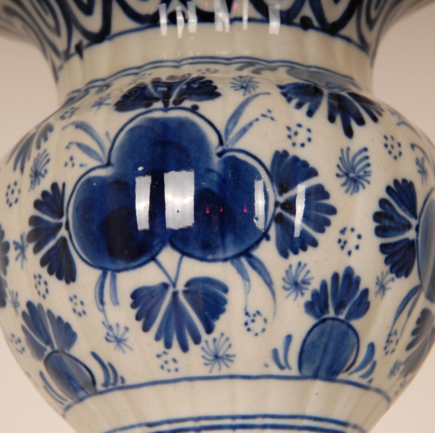 Pareja de jarrones antiguos Royal Delft Chinoiserie Azul Blanco Jarrones de barro Loza de barro en venta