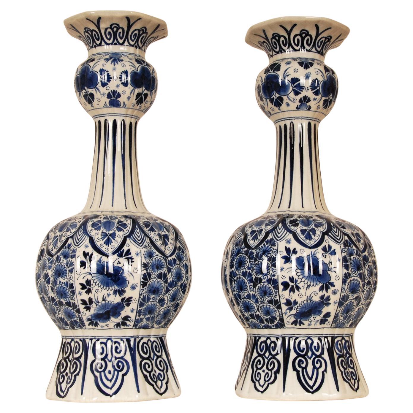 Paire de vases anciens Royal Delft Chinoiserie bleu blanc en forme de nœud papillon