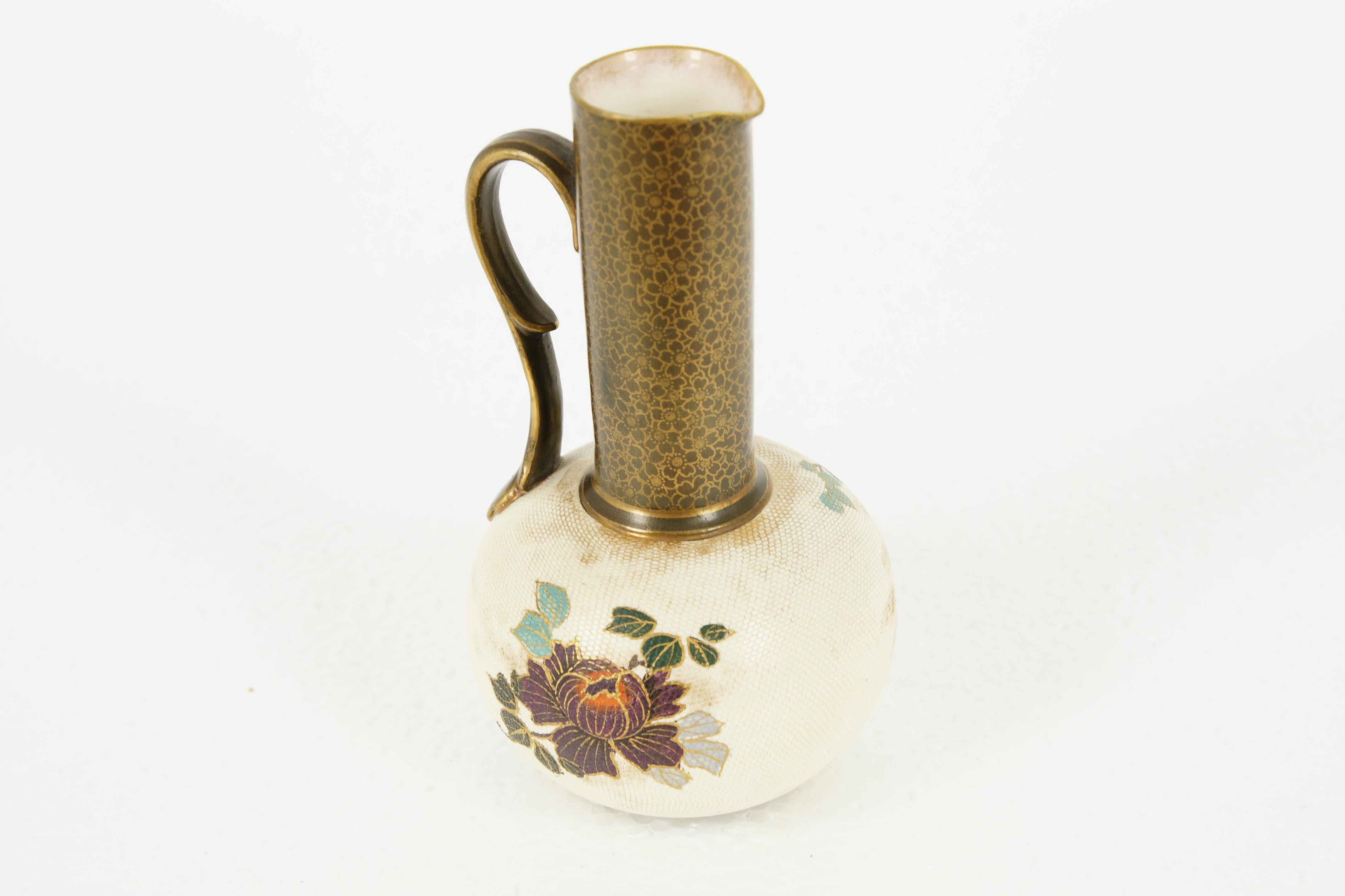 Antique Royal Doulton, Burslem Blue Iris and gilt jug, pitcher, B1974

Decorated with flo blue irises and colored with gold
In good condition
Stamped at the bottom

B1974

Measures: 8