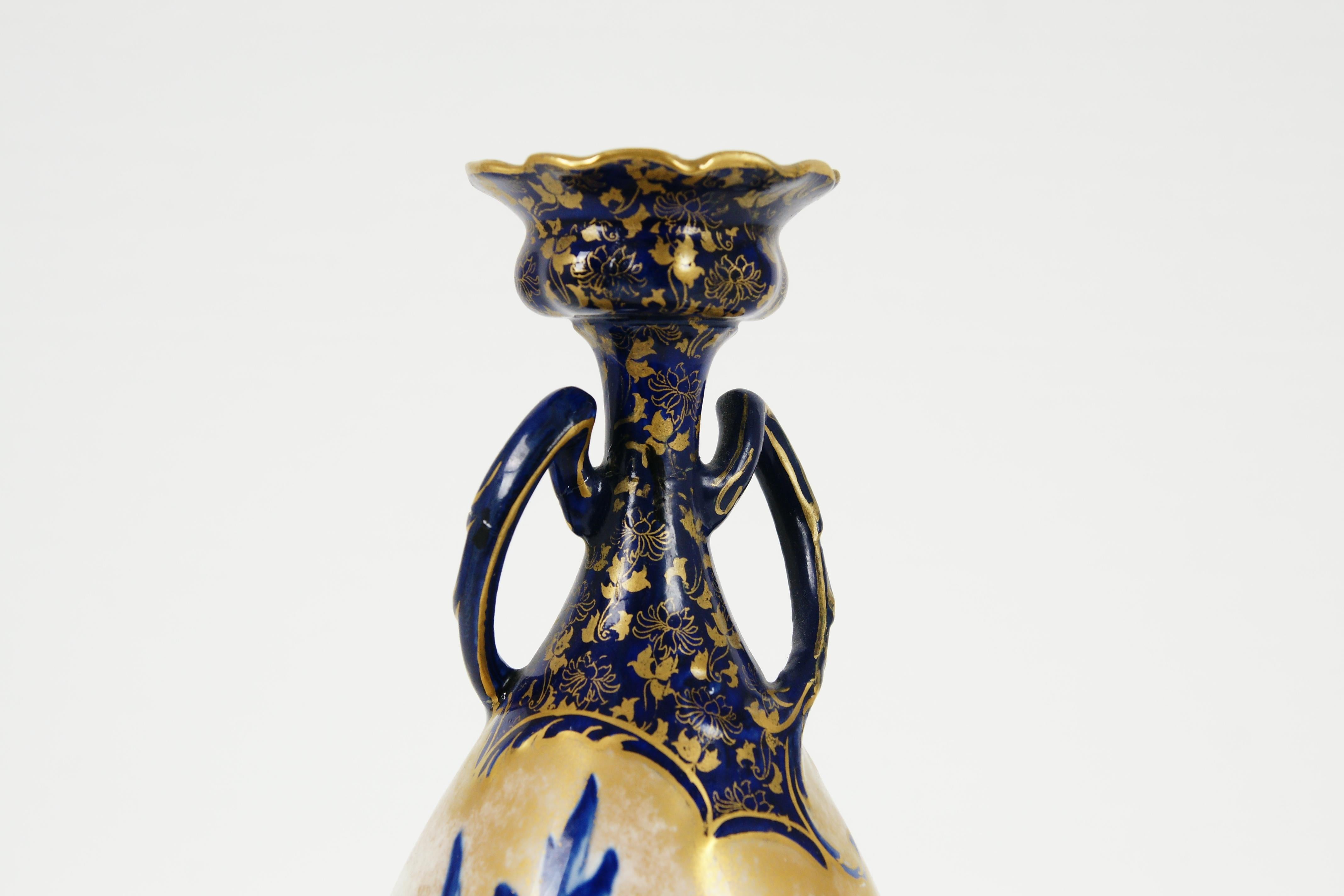 Antico vaso a doppio manico Royal Doulton, disegno floreale blu e dorato, B1968

Forma molto elegante
Colore ricco e profondo
Buono stato

B1968

Misure: 4 1/4