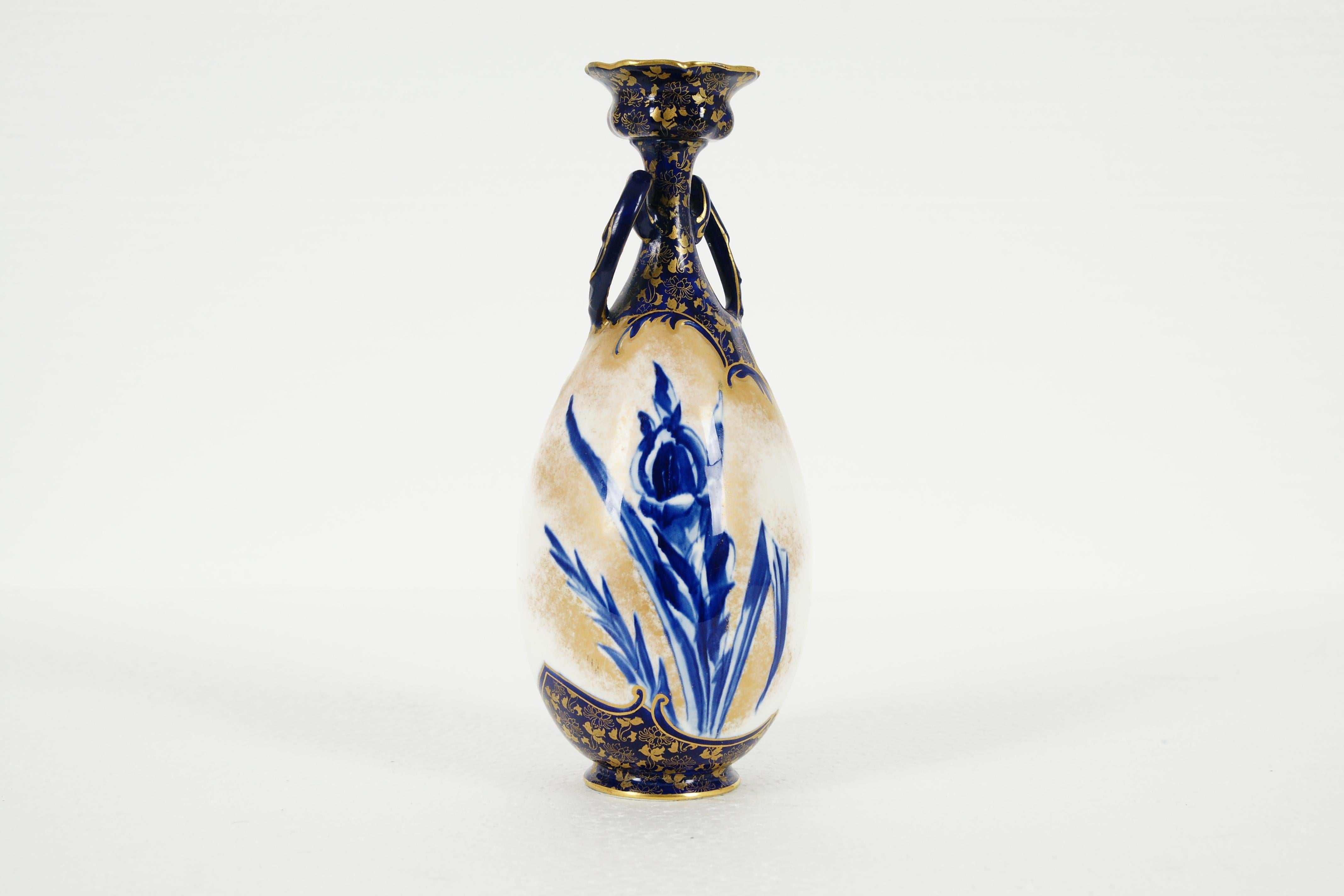 Inglese Antico Royal Doulton, Vaso a doppio manico dorato e disegno floreale blu, B1968