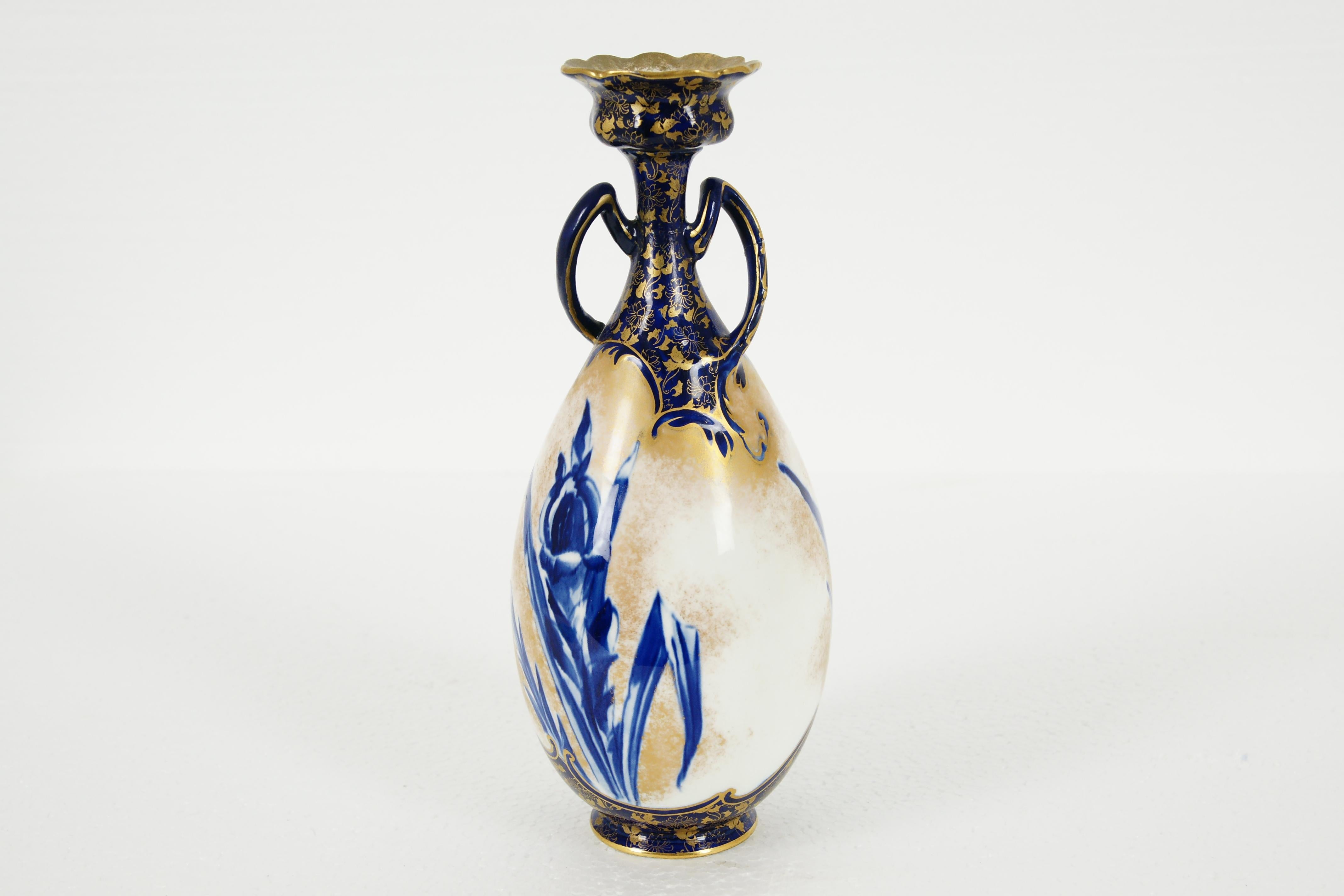 Fatto a mano Antico Royal Doulton, Vaso a doppio manico dorato e disegno floreale blu, B1968
