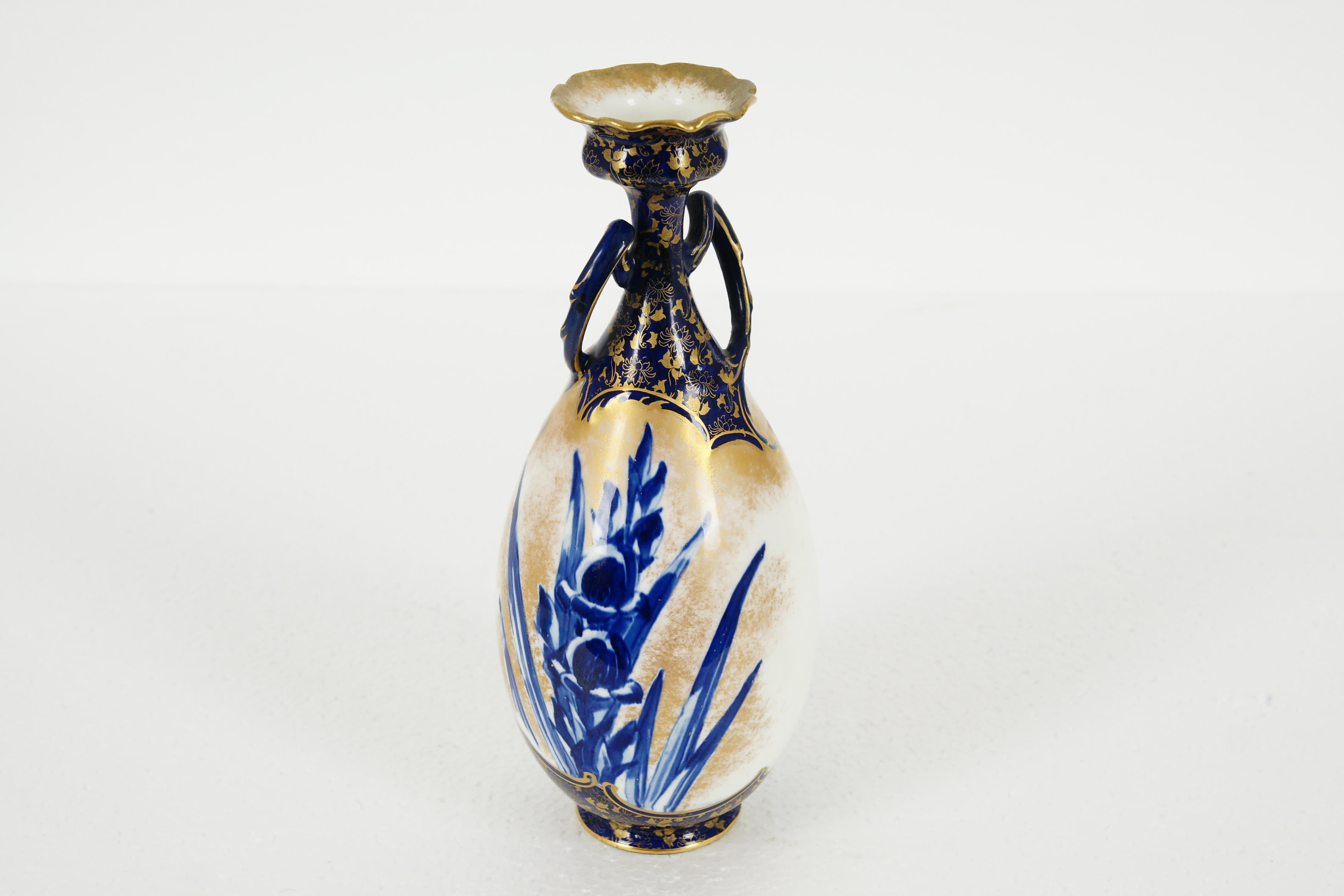 Antico Royal Doulton, Vaso a doppio manico dorato e disegno floreale blu, B1968 In condizioni buone a Vancouver, BC