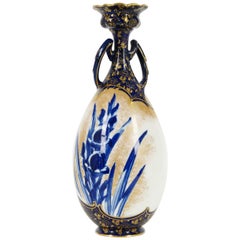 Antico Royal Doulton, Vaso a doppio manico dorato e disegno floreale blu, B1968