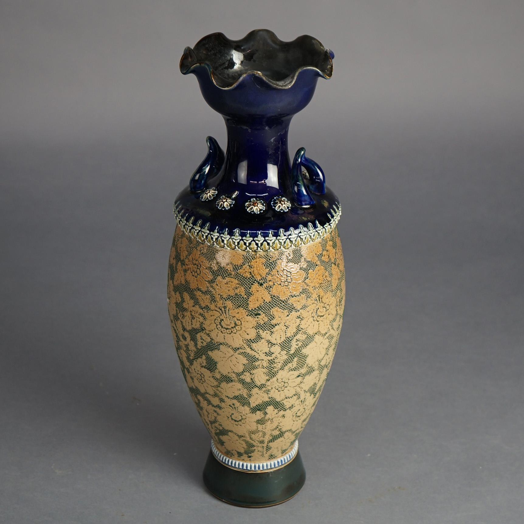 Vase ancien à double anse en poterie Royal Doulton à tapisserie florale, avec bord à volants, marque de l'auteur telle que photographiée, C1910

Dimensions : 17,5''H x 6''L x 5,75''P