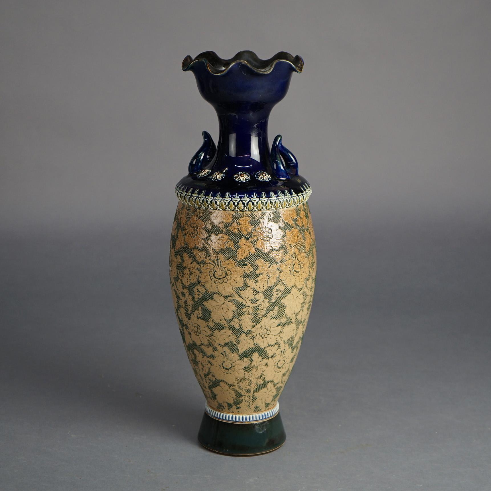 Anglais Ancien vase de poterie Royal Doulton à double poignée en tapisserie florale C1910 en vente