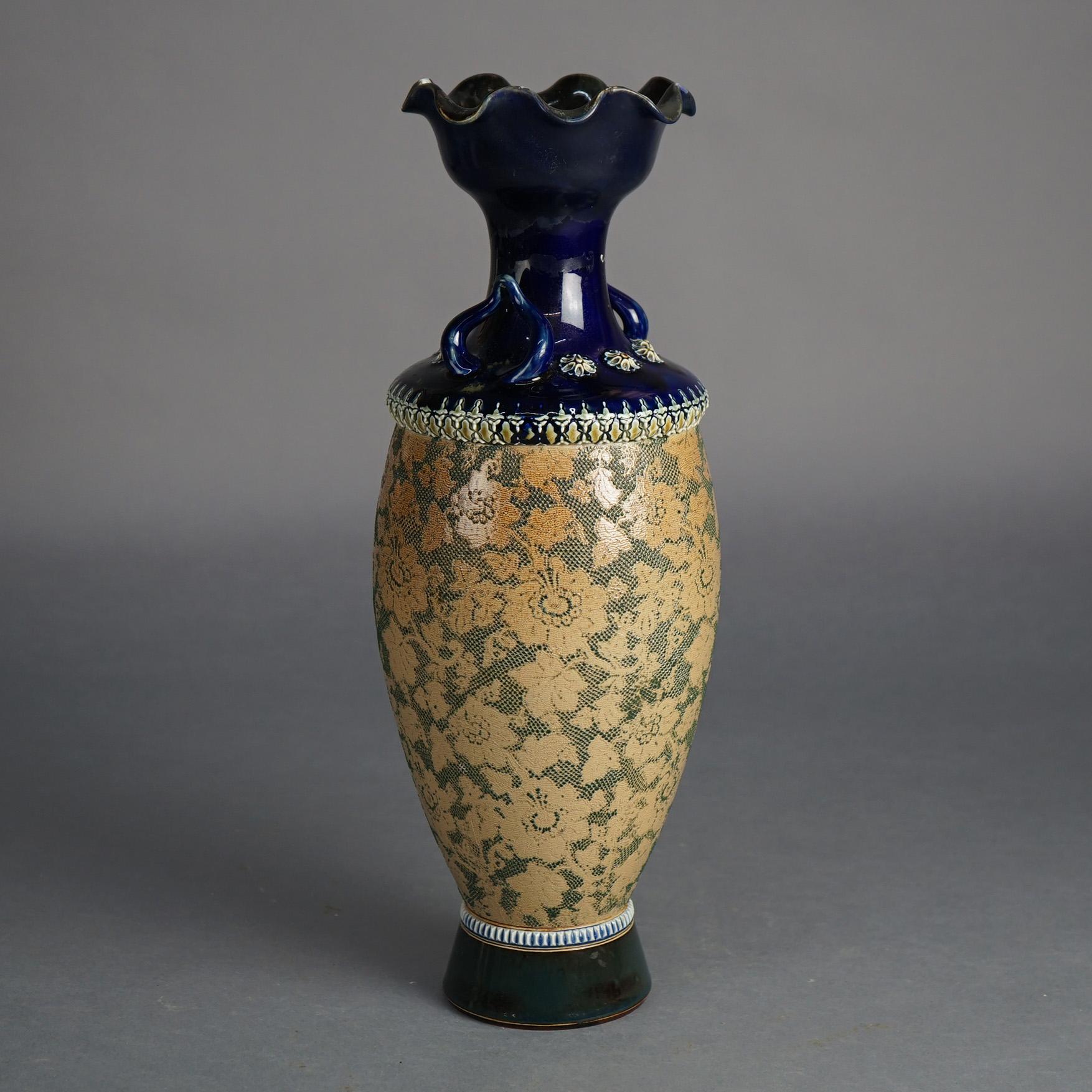 Ancien vase de poterie Royal Doulton à double poignée en tapisserie florale C1910 Bon état - En vente à Big Flats, NY