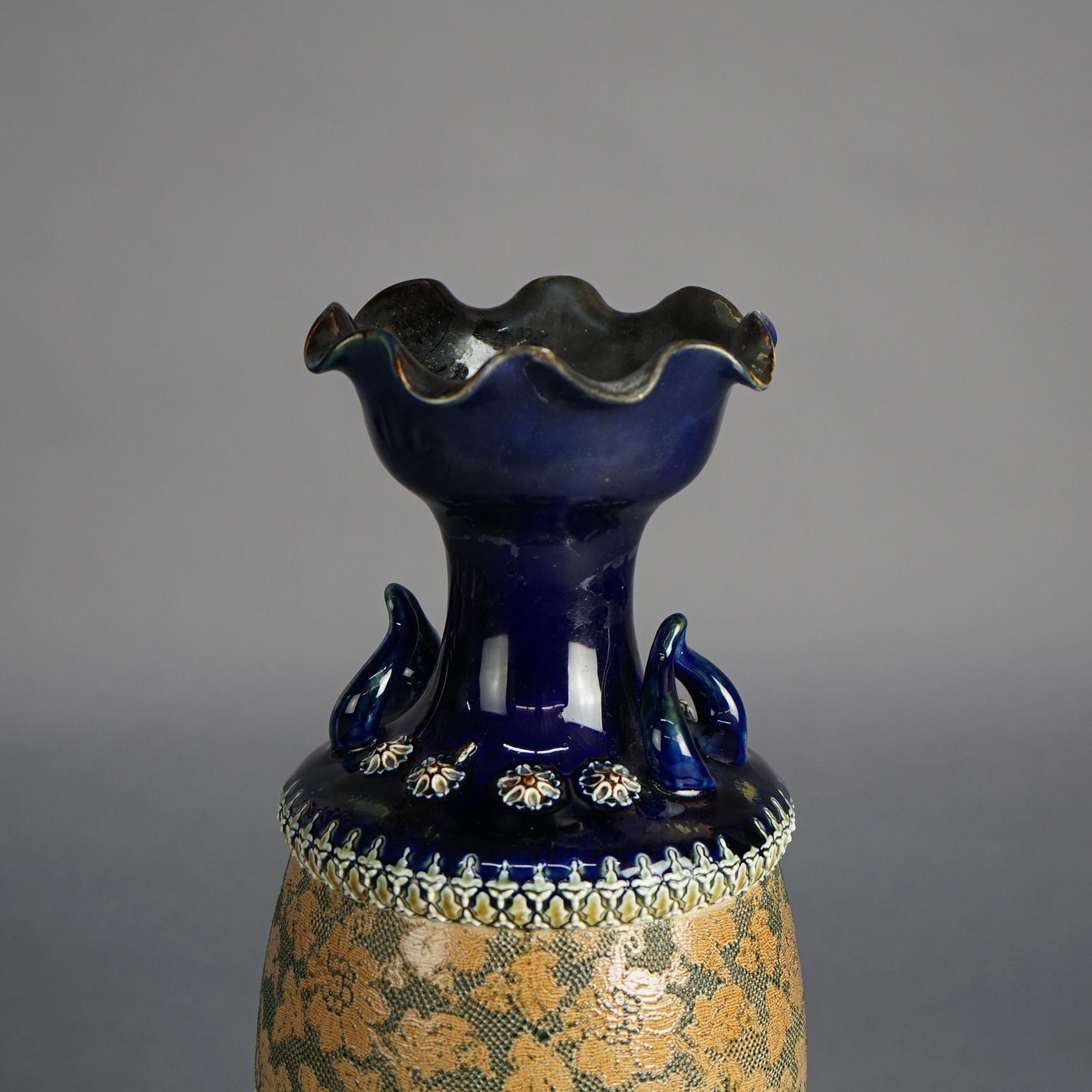 20ième siècle Ancien vase de poterie Royal Doulton à double poignée en tapisserie florale C1910 en vente