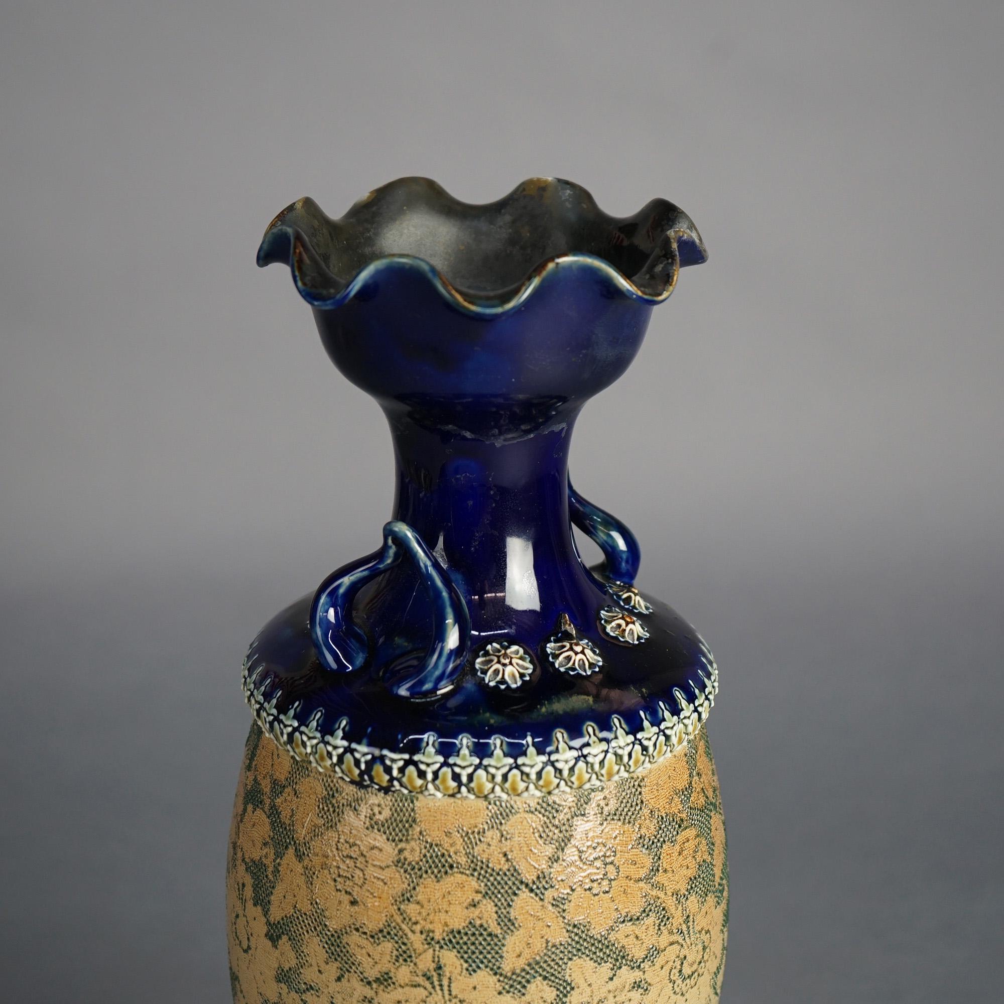 Poteries Ancien vase de poterie Royal Doulton à double poignée en tapisserie florale C1910 en vente