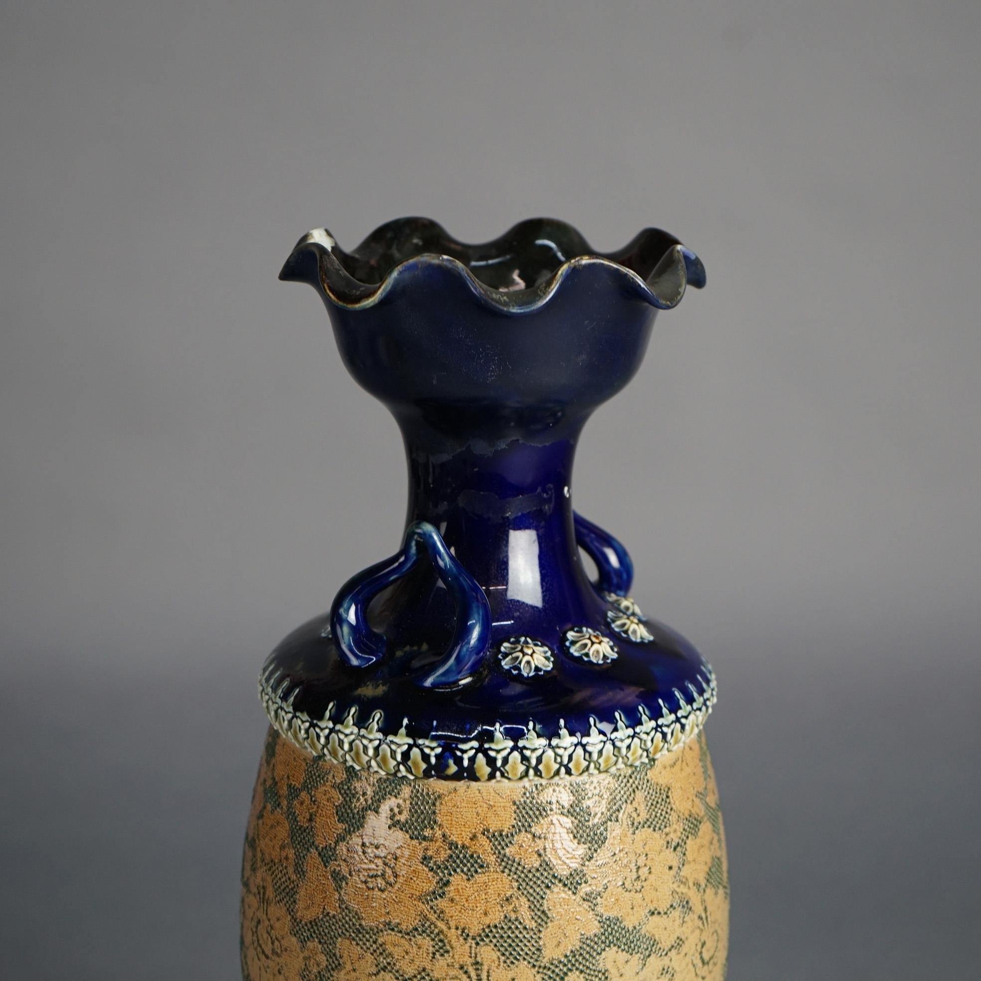 Ancien vase de poterie Royal Doulton à double poignée en tapisserie florale C1910 en vente 1