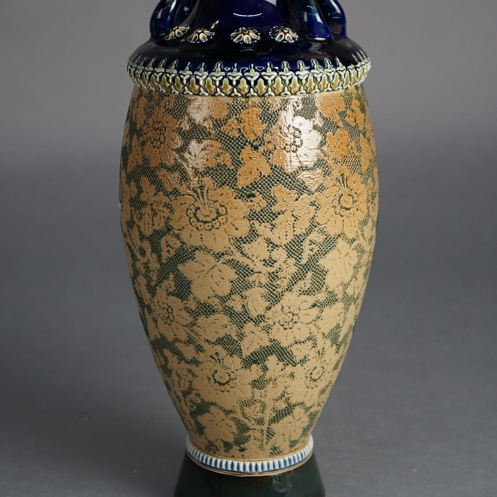 Ancien vase de poterie Royal Doulton à double poignée en tapisserie florale C1910 en vente 2