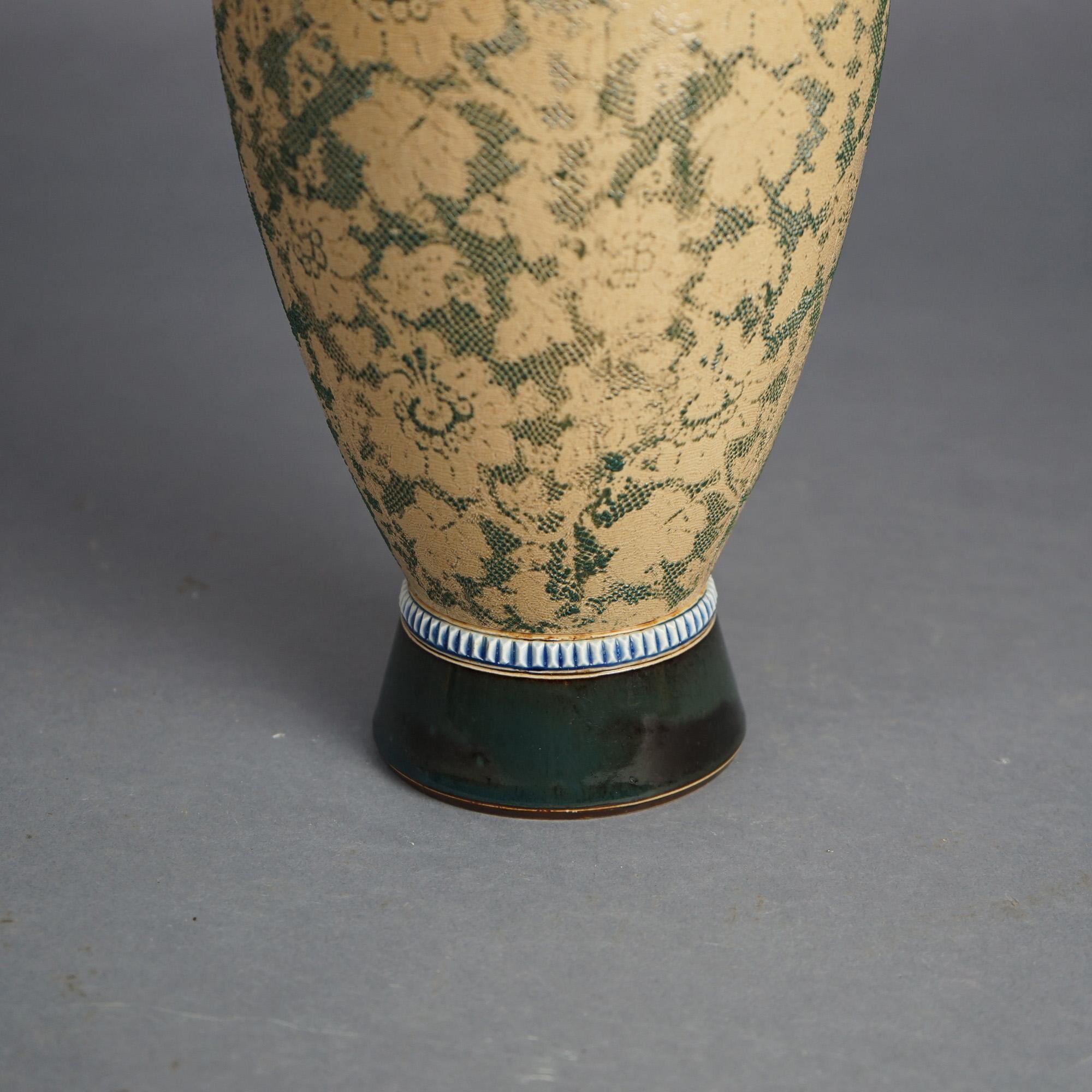 Ancien vase de poterie Royal Doulton à double poignée en tapisserie florale C1910 en vente 3