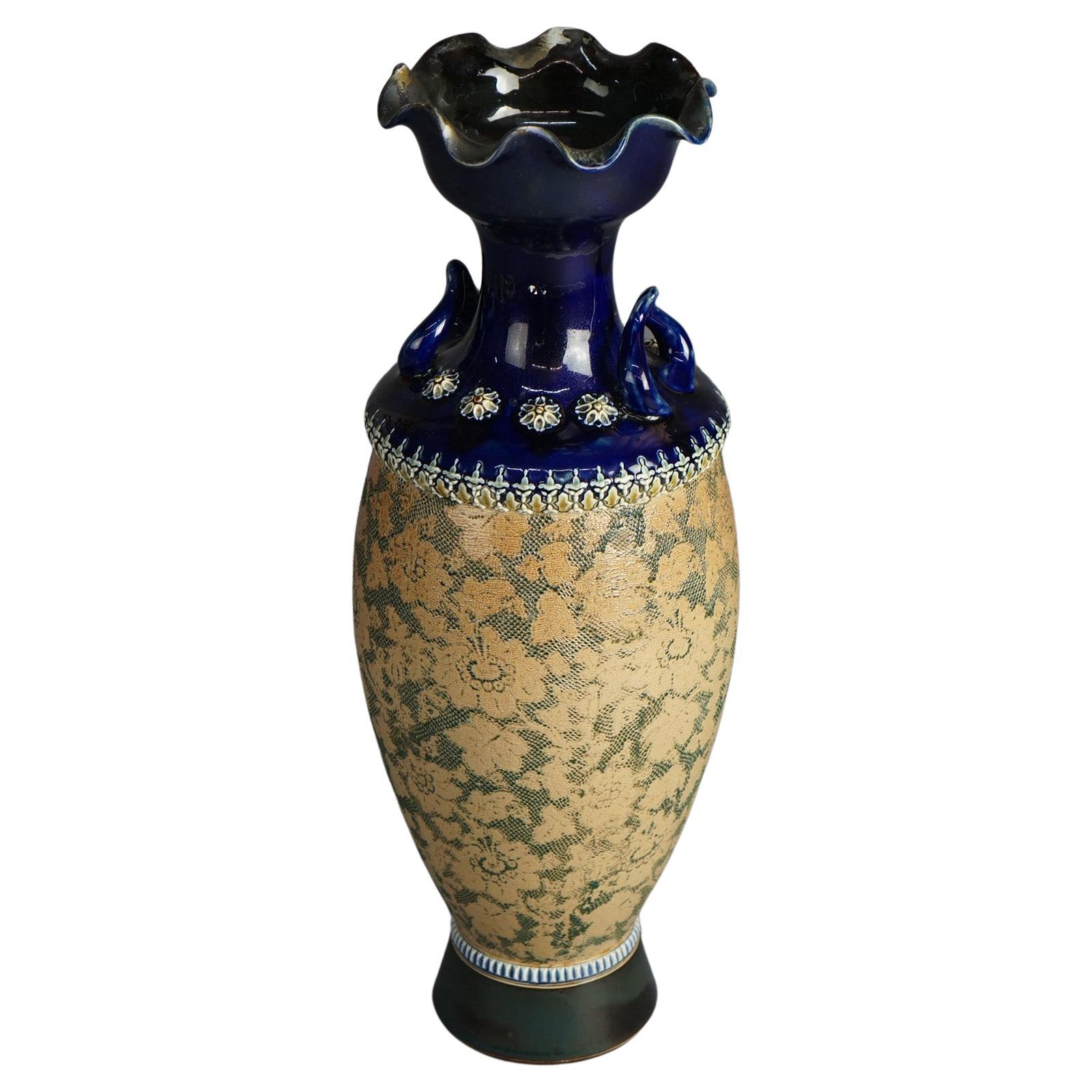 Ancien vase de poterie Royal Doulton à double poignée en tapisserie florale C1910