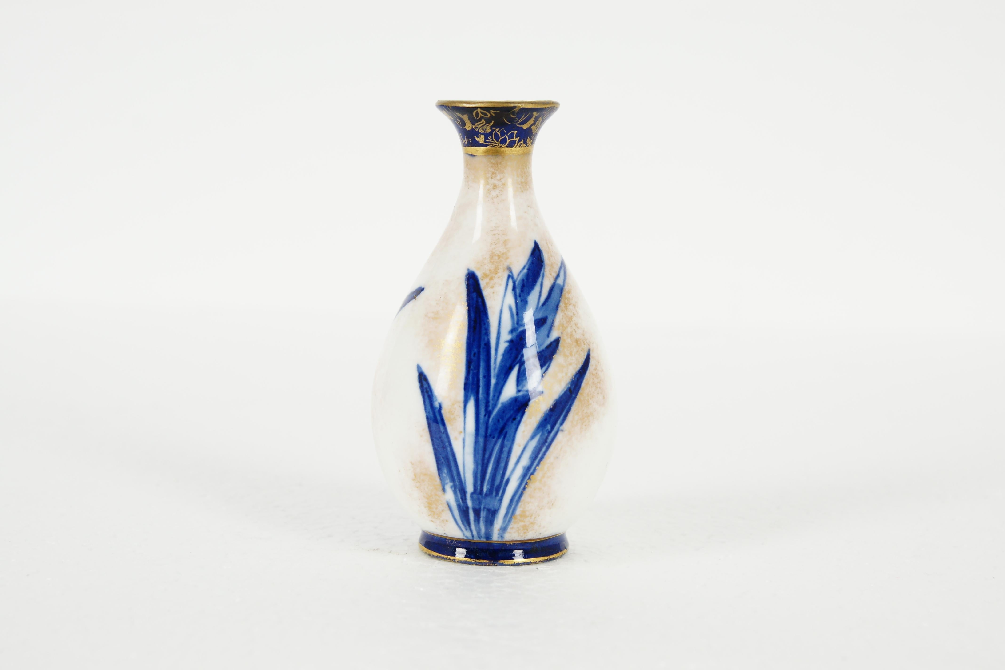 Anglais Antique Royal Doulton:: Vase Flow Blue doré et motif floral bleu:: B1965