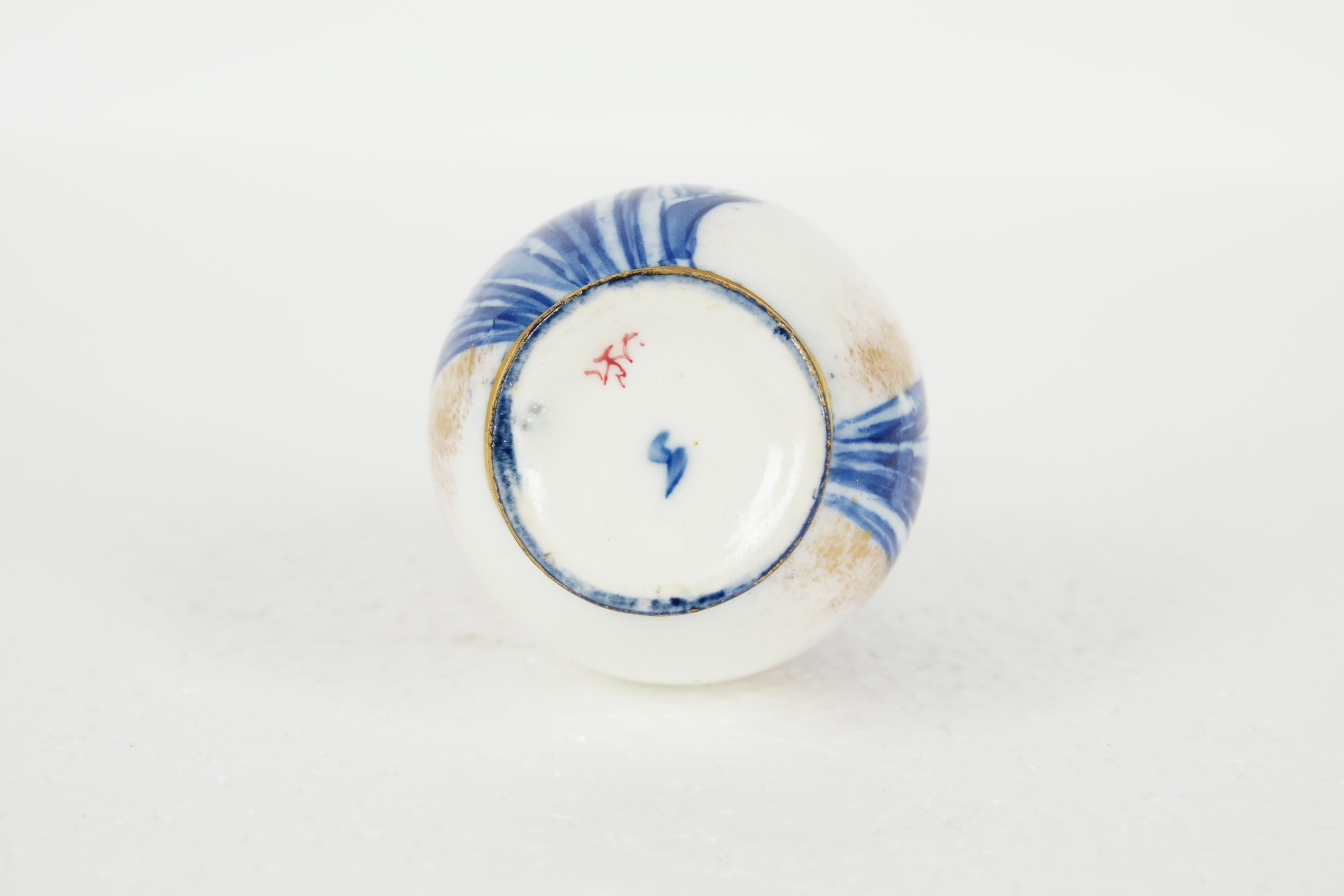 Fait main Antique Royal Doulton:: Vase Flow Blue doré et motif floral bleu:: B1965