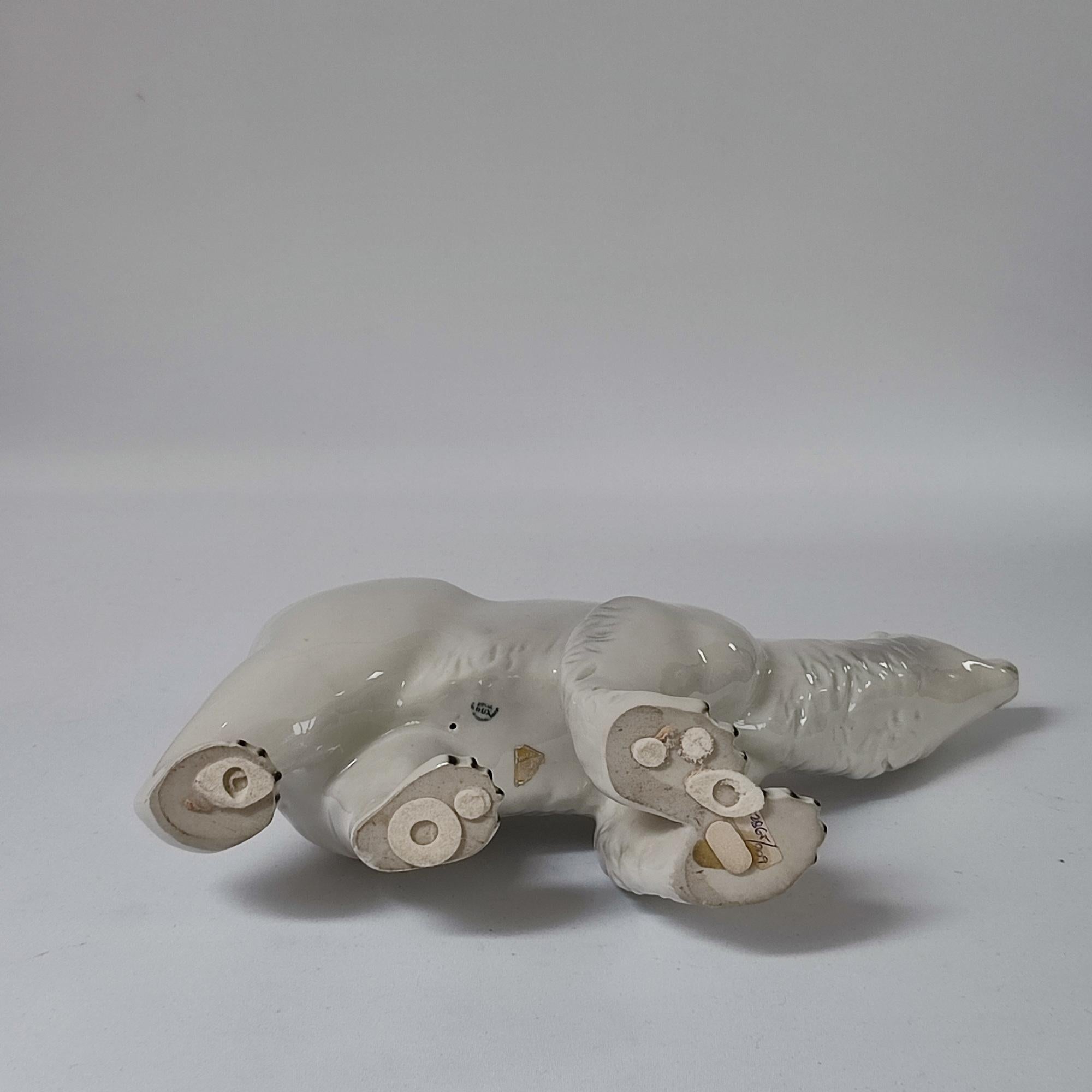 Antica statuetta di orso polare Royal Dux, CIRCA 1920 - Porcelain Elegance ceca in vendita 2