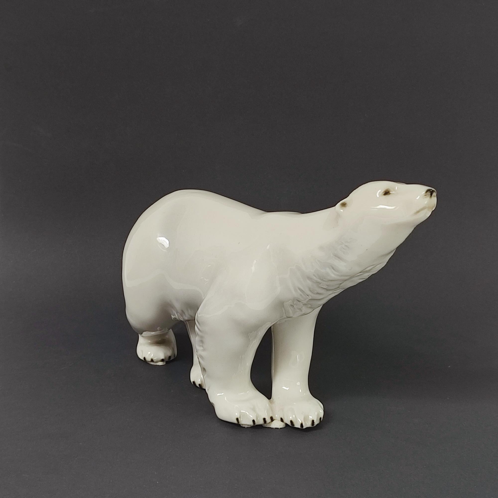 Antica statuetta di orso polare Royal Dux, CIRCA 1920 - Porcelain Elegance ceca in vendita 4