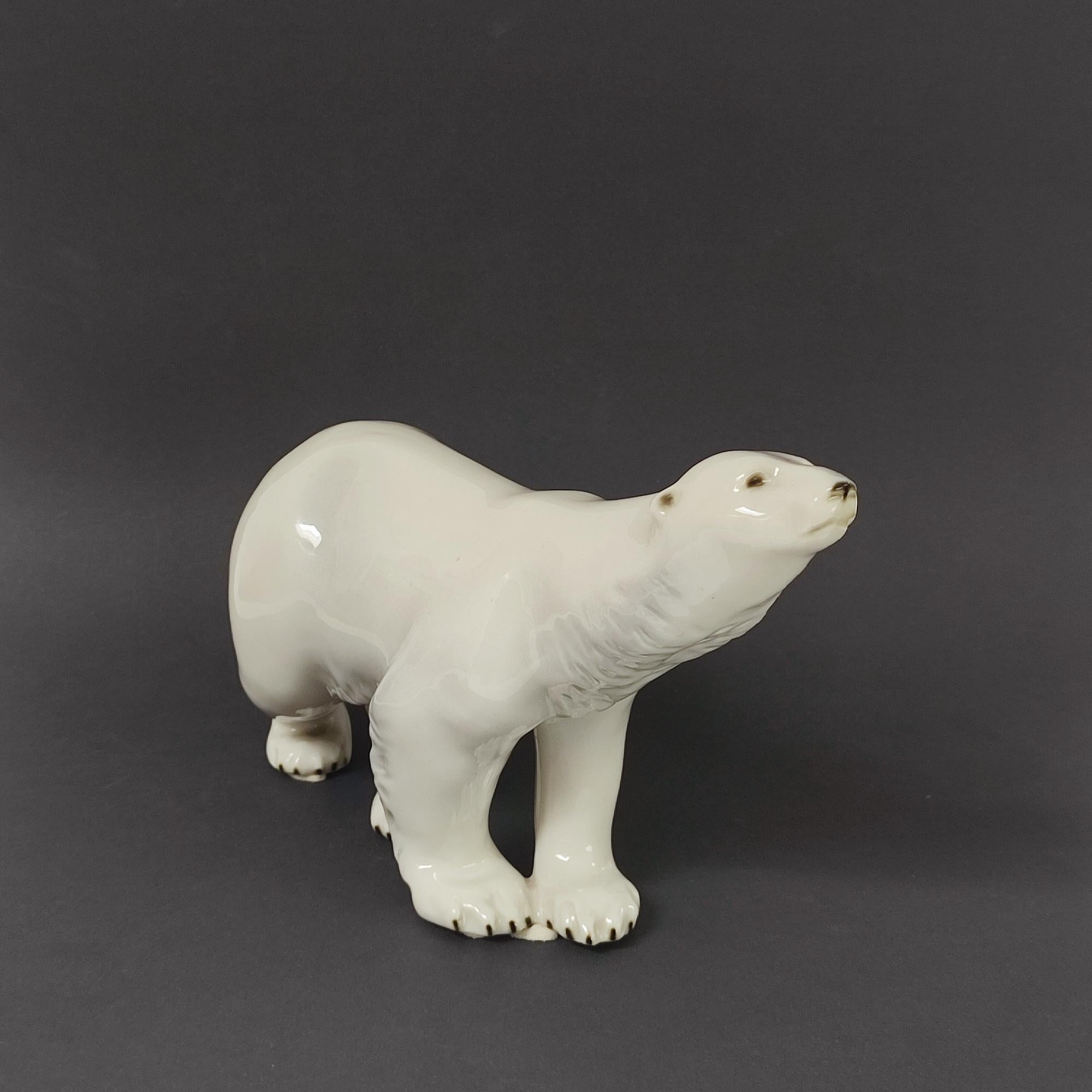 Antica statuetta di orso polare Royal Dux, CIRCA 1920 - Porcelain Elegance ceca in vendita 5