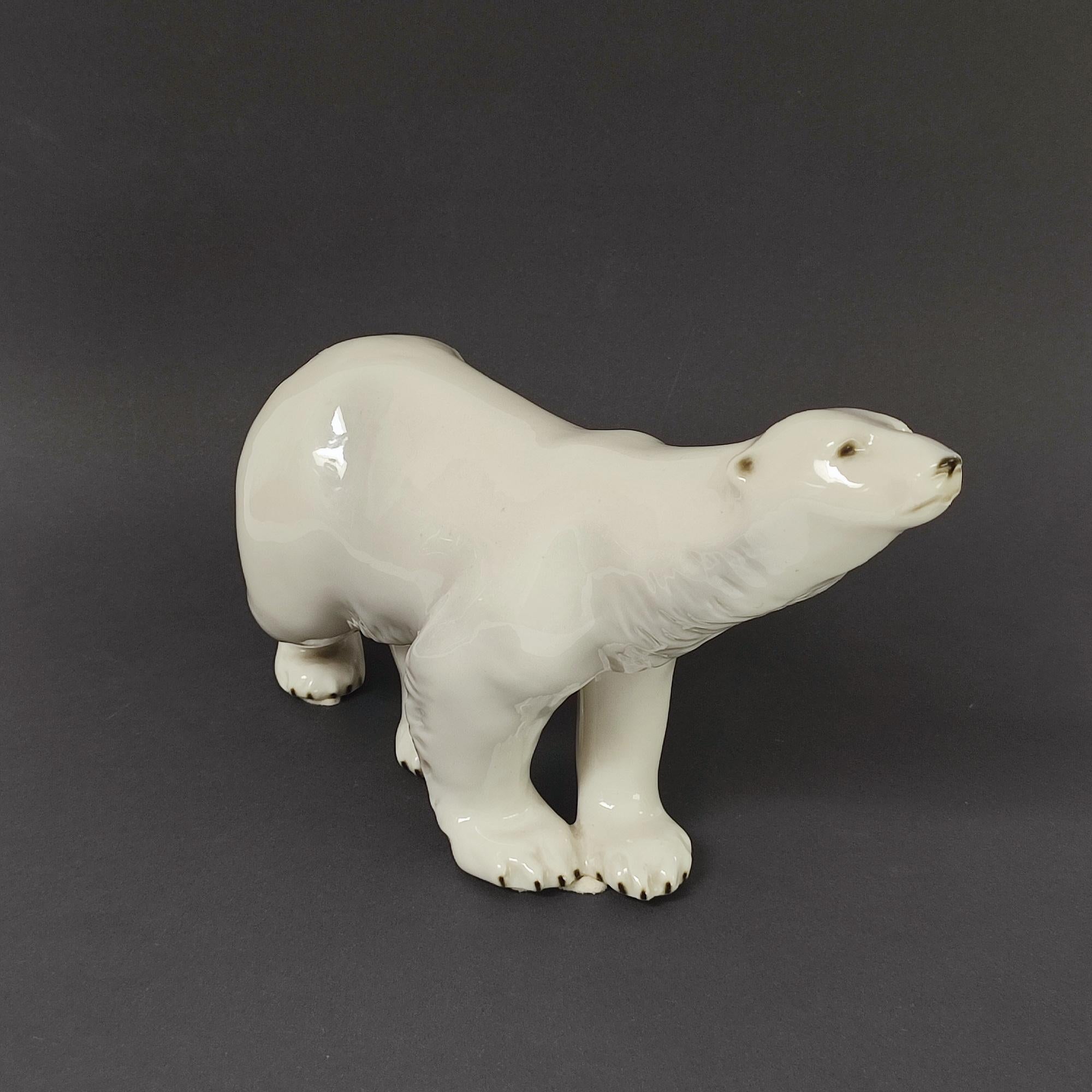 Antica statuetta di orso polare Royal Dux, CIRCA 1920 - Porcelain Elegance ceca in vendita 6