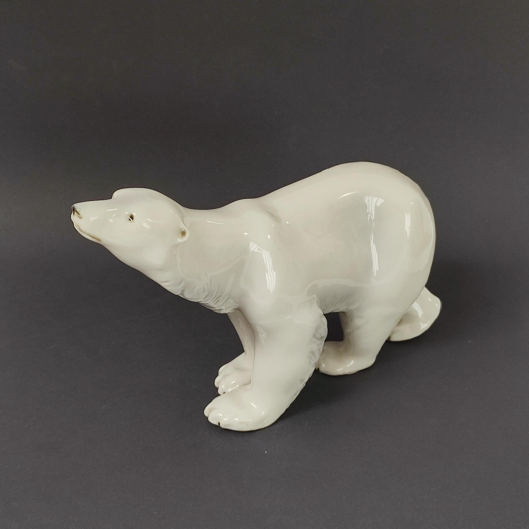 Antica statuetta di orso polare Royal Dux, CIRCA 1920 - Porcelain Elegance ceca in vendita 7