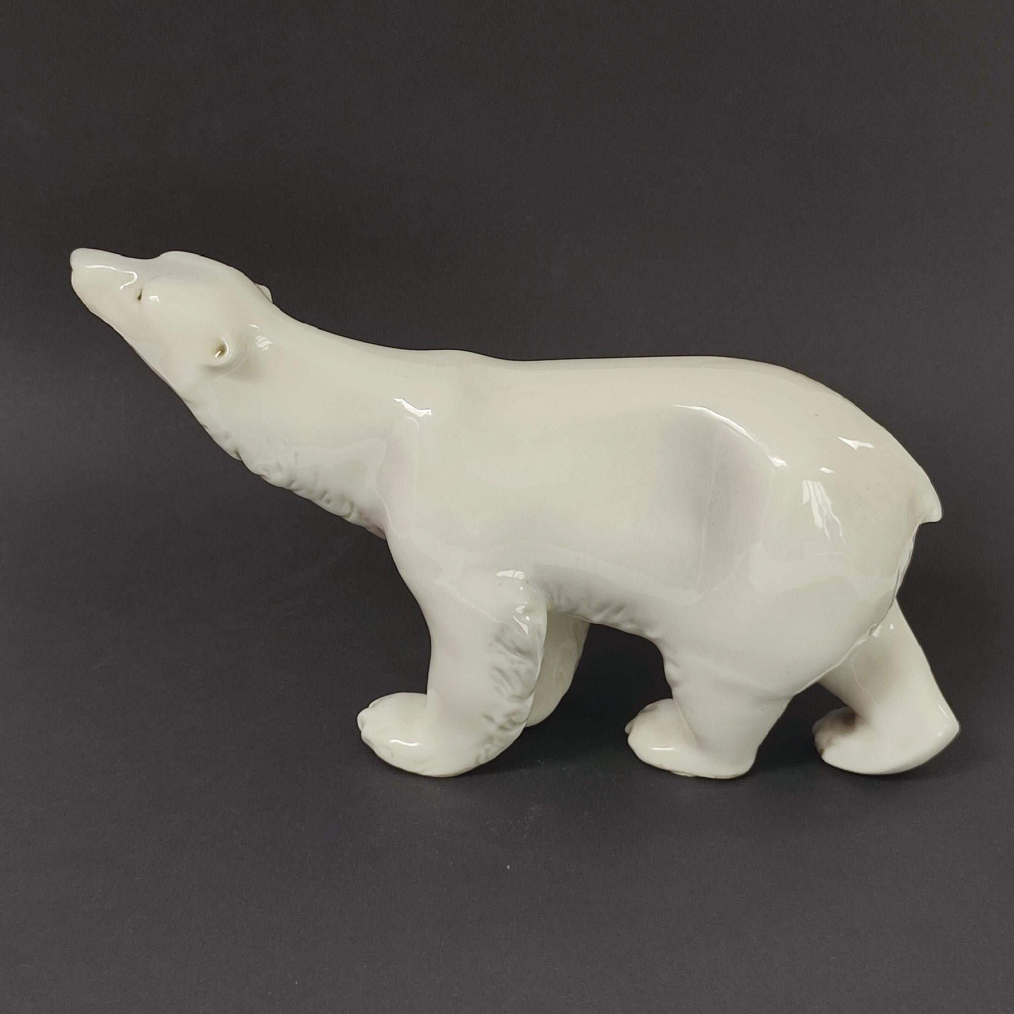 Antica statuetta di orso polare Royal Dux, CIRCA 1920 - Porcelain Elegance ceca in vendita 8