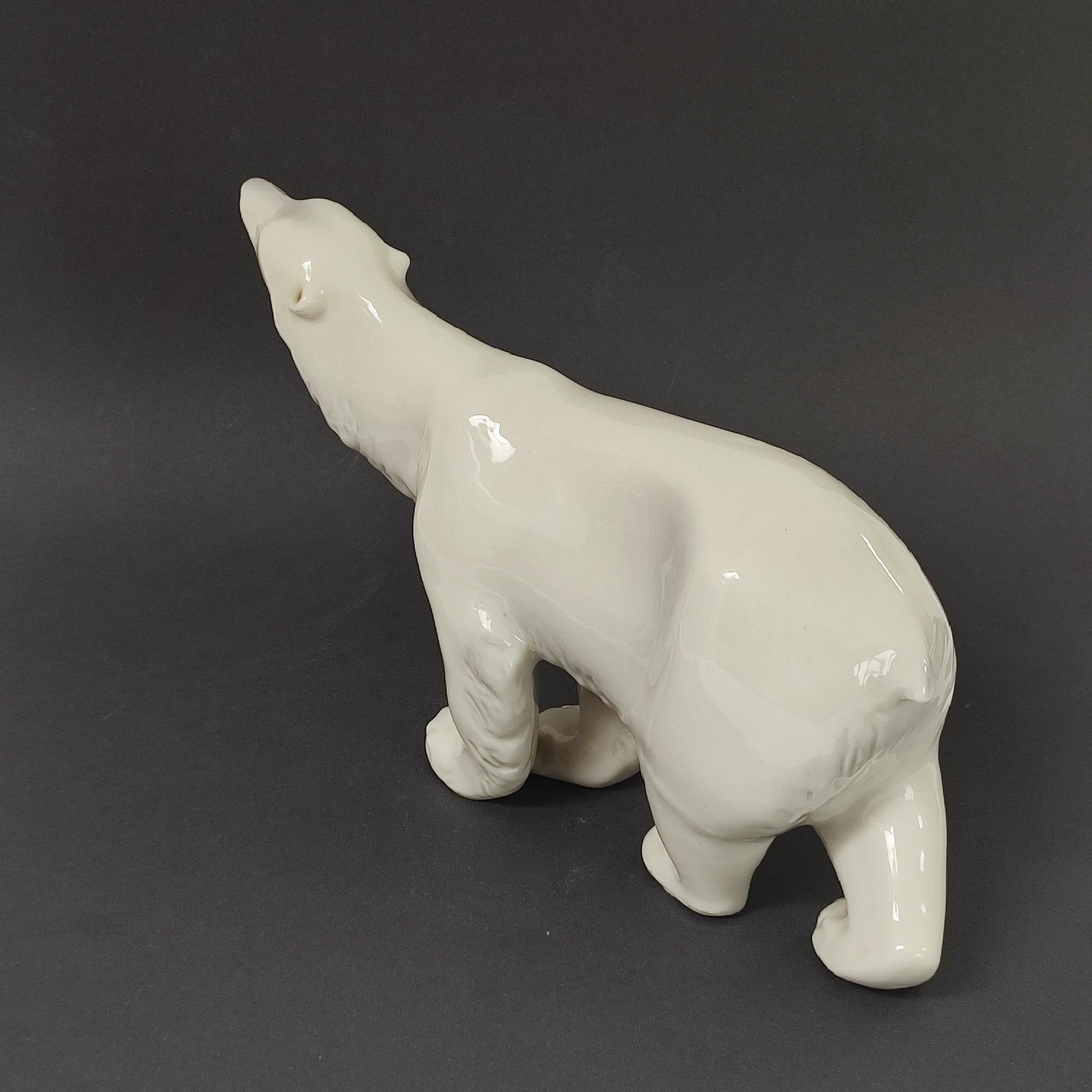 Antica statuetta di orso polare Royal Dux, CIRCA 1920 - Porcelain Elegance ceca in vendita 9