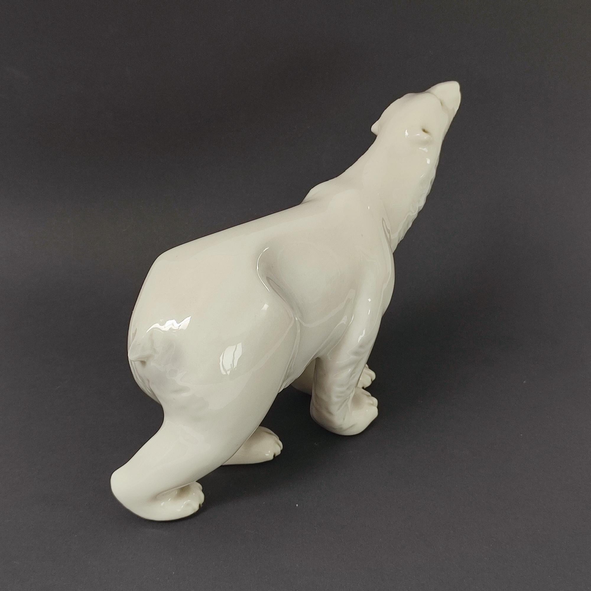 Antica statuetta di orso polare Royal Dux, CIRCA 1920 - Porcelain Elegance ceca in vendita 11