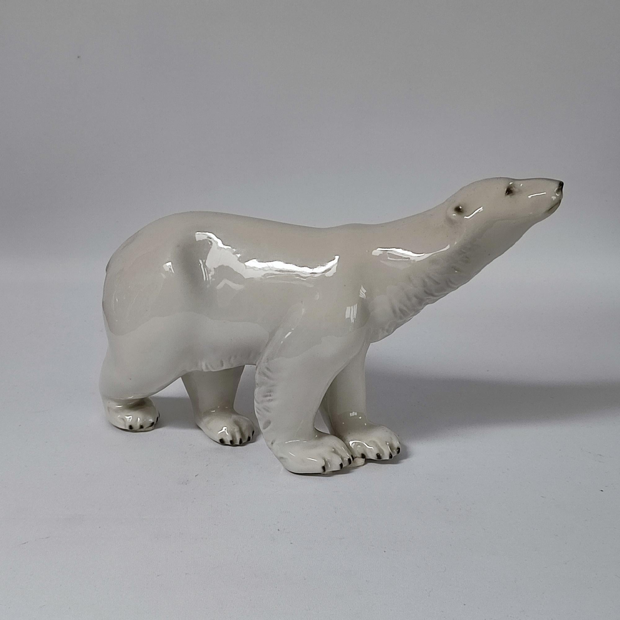 Rara statuetta d'epoca dell'orso polare Royal Dux, realizzata a mano nel 1920 circa in Cecoslovacchia. 
Realizzata in pregiata porcellana bianca, la scultura raffigura un orso polare realistico a metà del suo cammino con un elegante stile Art Deco.