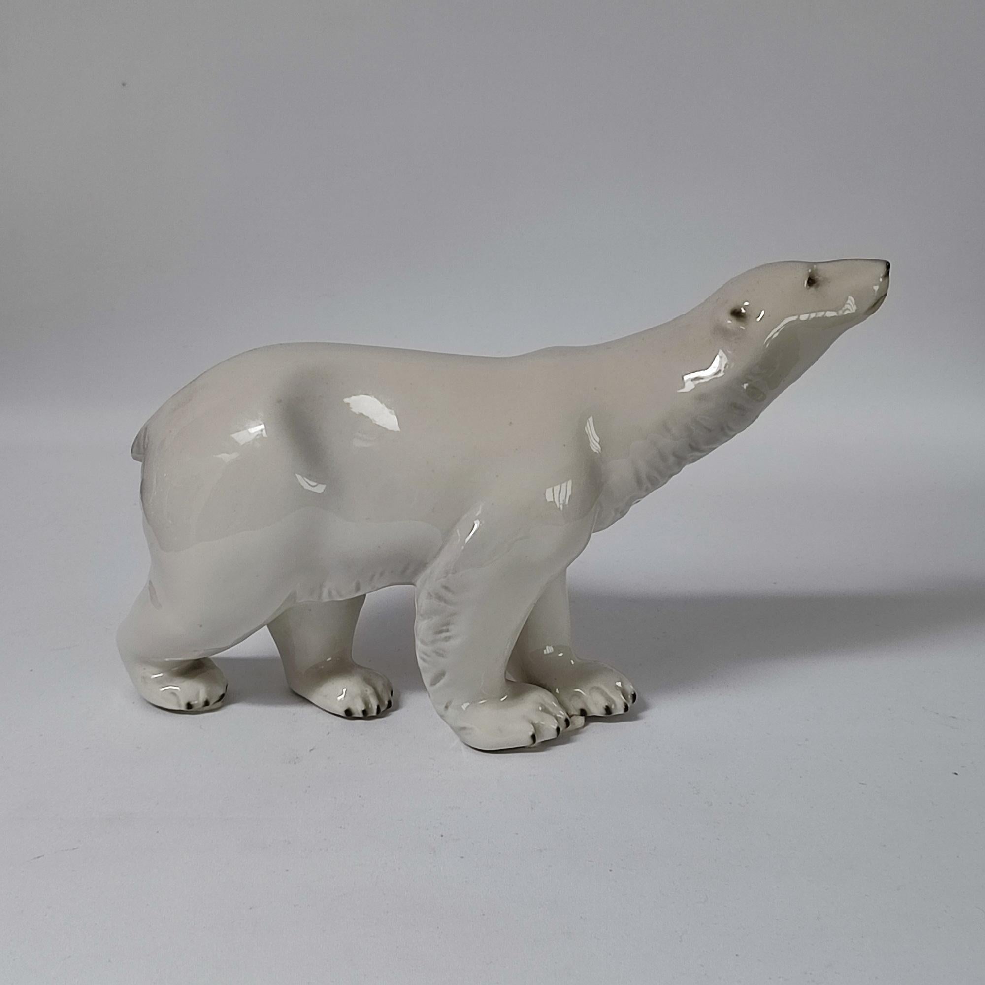 Art Déco Antica statuetta di orso polare Royal Dux, CIRCA 1920 - Porcelain Elegance ceca in vendita