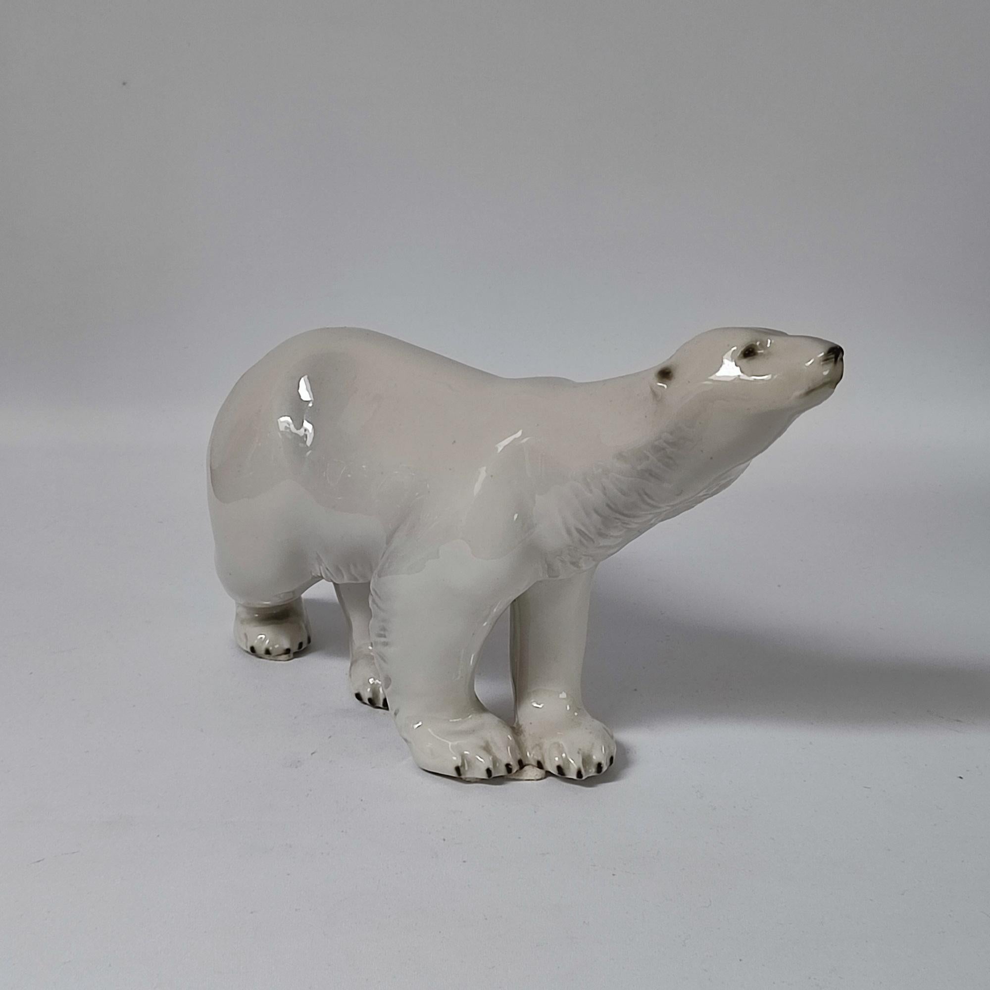 Ceco Antica statuetta di orso polare Royal Dux, CIRCA 1920 - Porcelain Elegance ceca in vendita