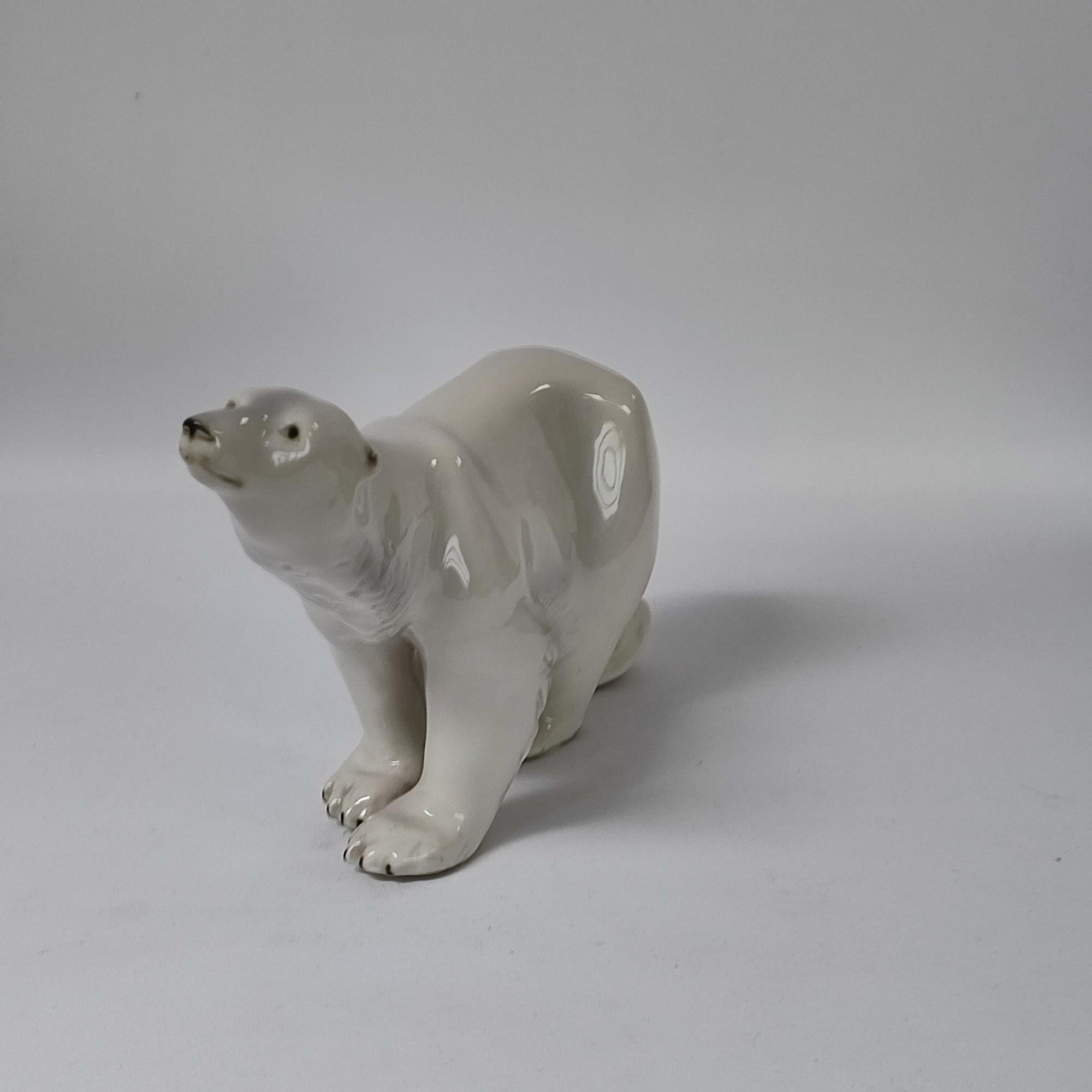 Smaltato Antica statuetta di orso polare Royal Dux, CIRCA 1920 - Porcelain Elegance ceca in vendita